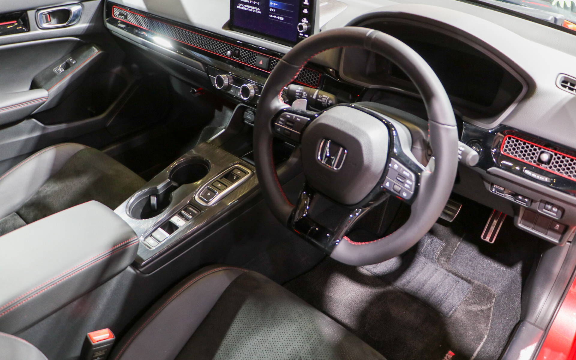 「S＋Shift」ボタンは、プレリュードの丸ボタンとは異なり、四角ボタンとなっている