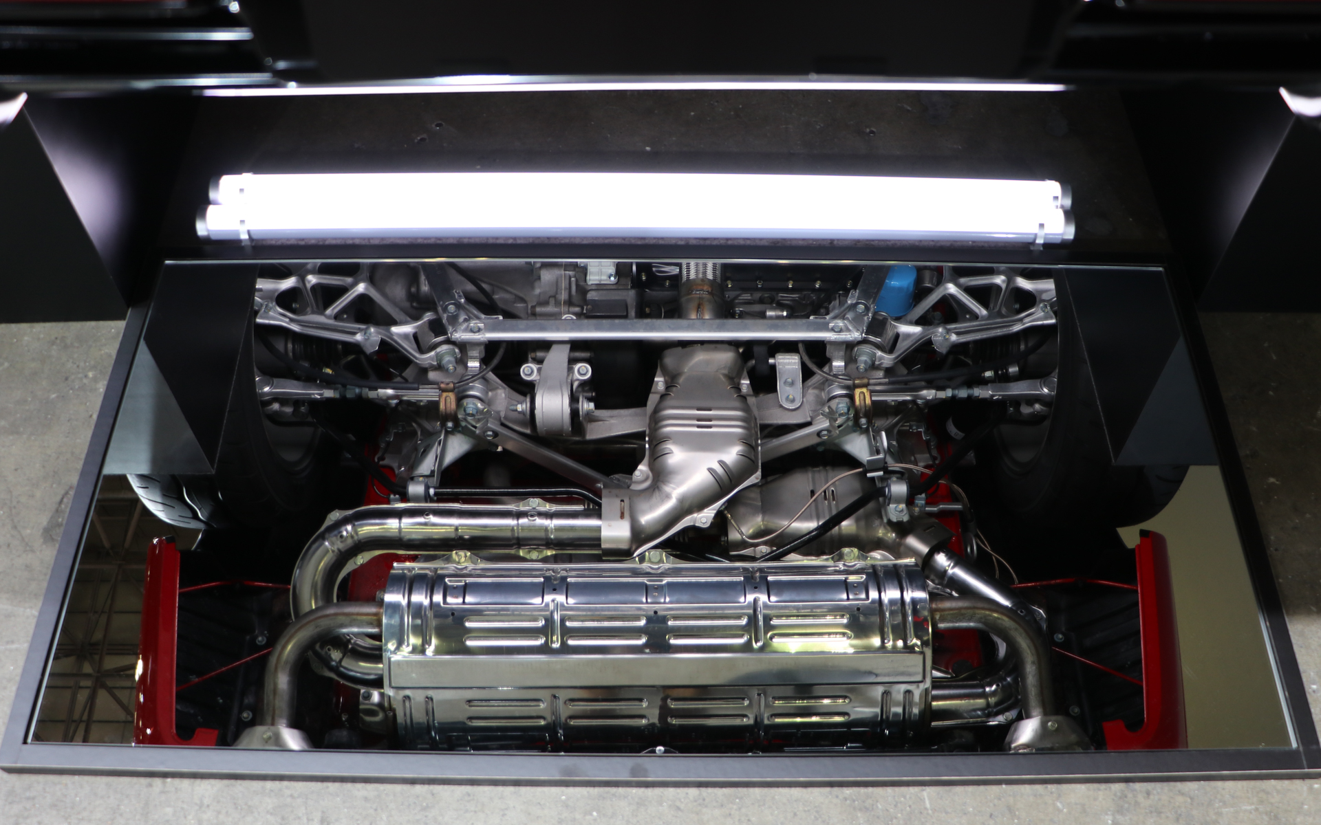 下まわりの修復状況も確認できるように鏡が敷いてある