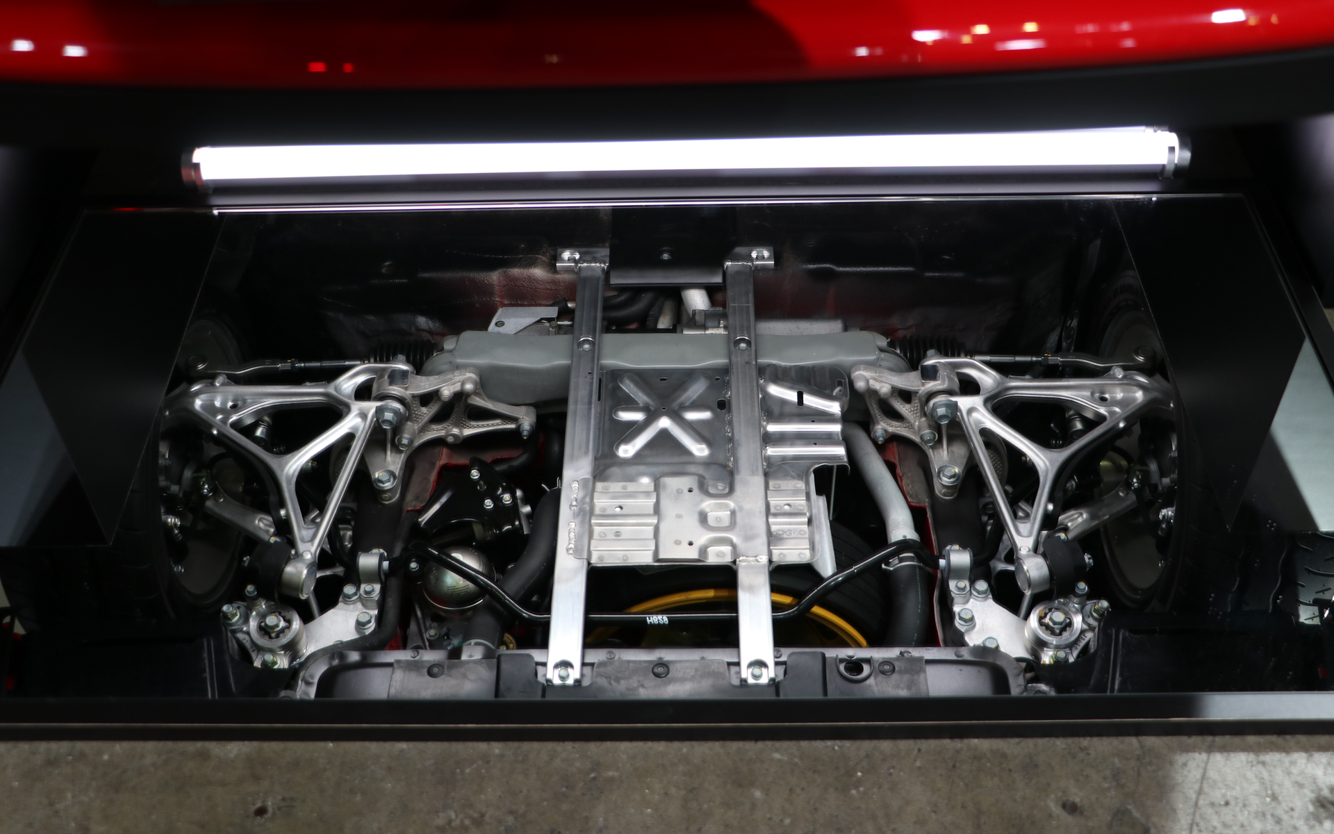 下まわりの修復状況も確認できるように鏡が敷いてある