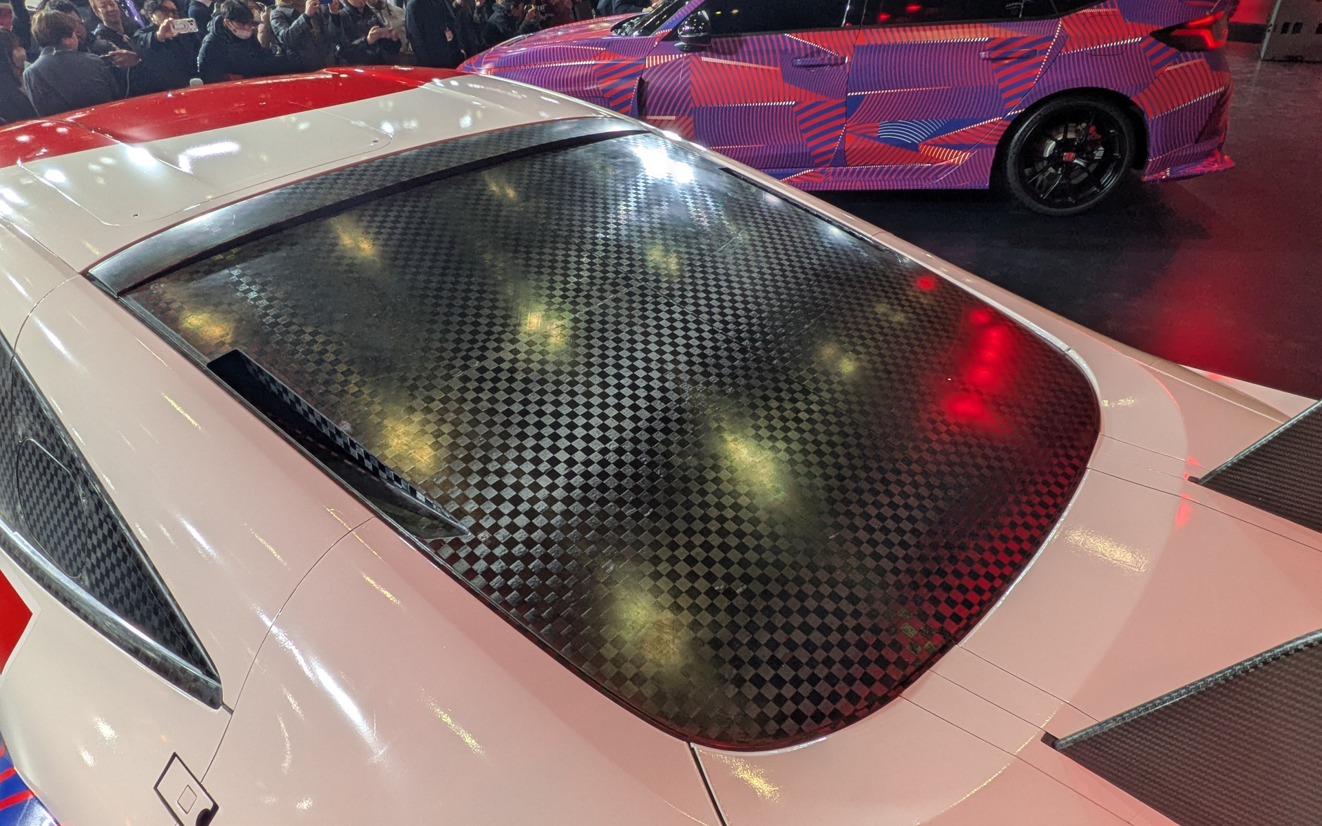 全面エアロダイナミクスの塊のようなマシン