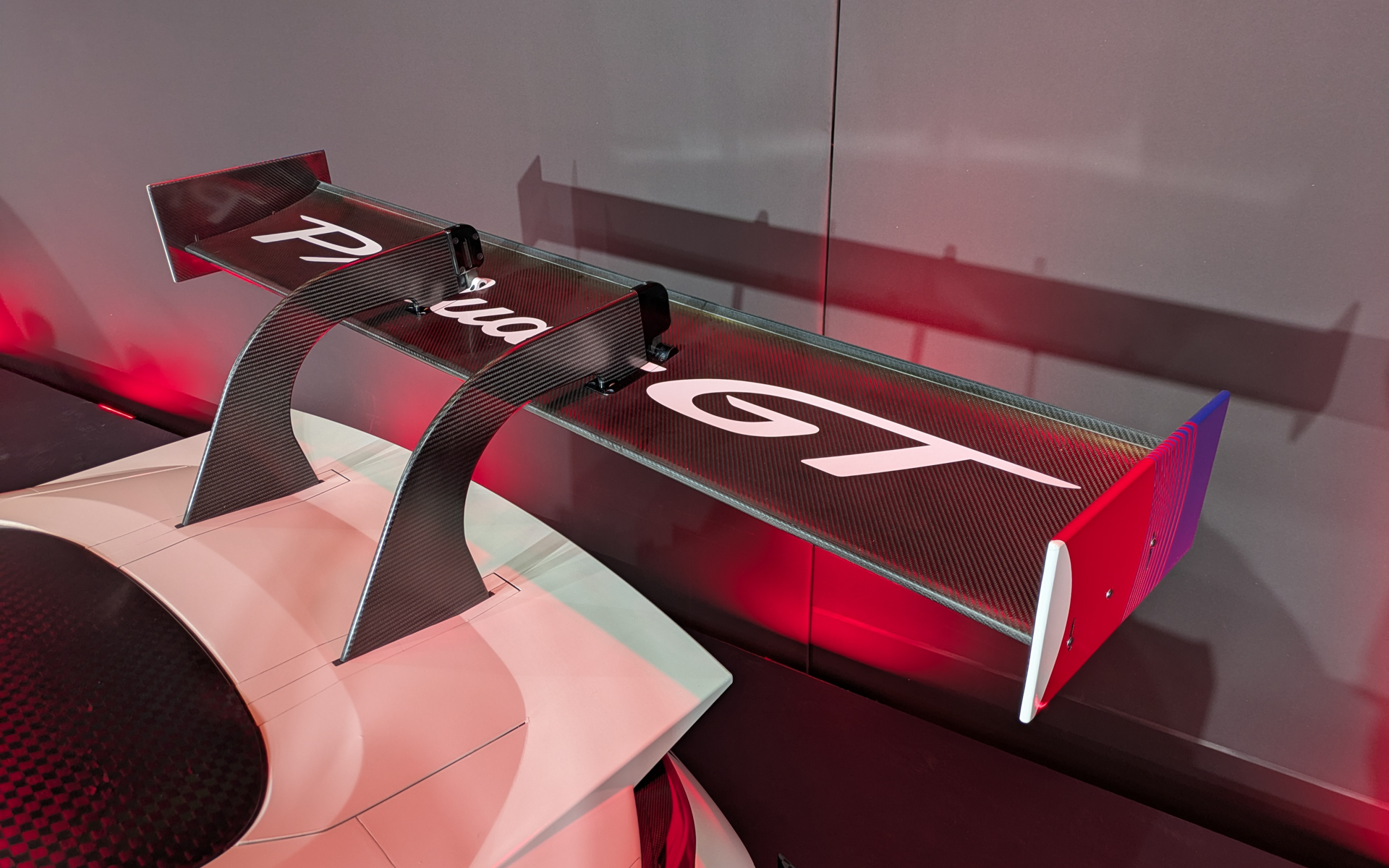 全面エアロダイナミクスの塊のようなマシン