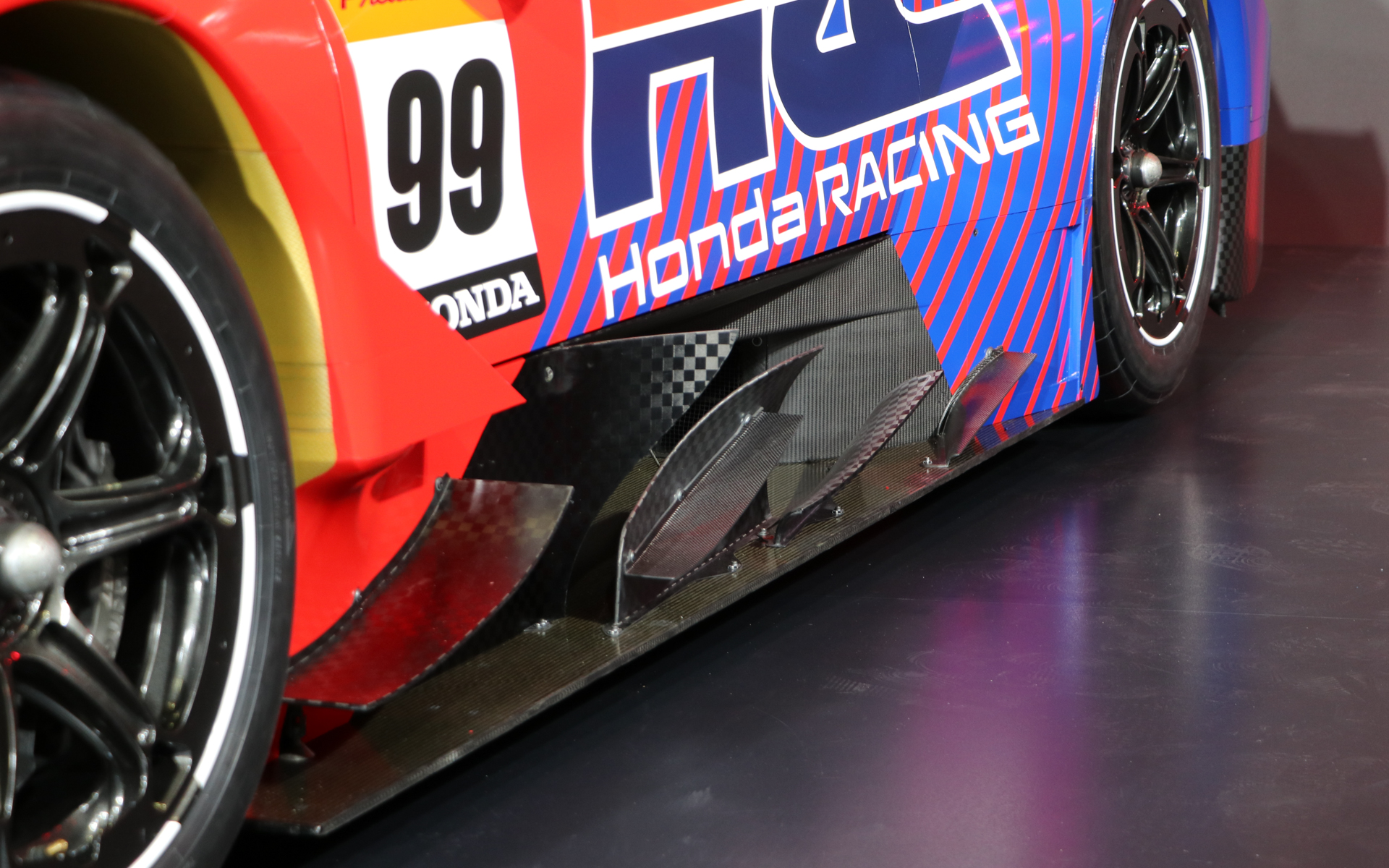 全面エアロダイナミクスの塊のようなマシン