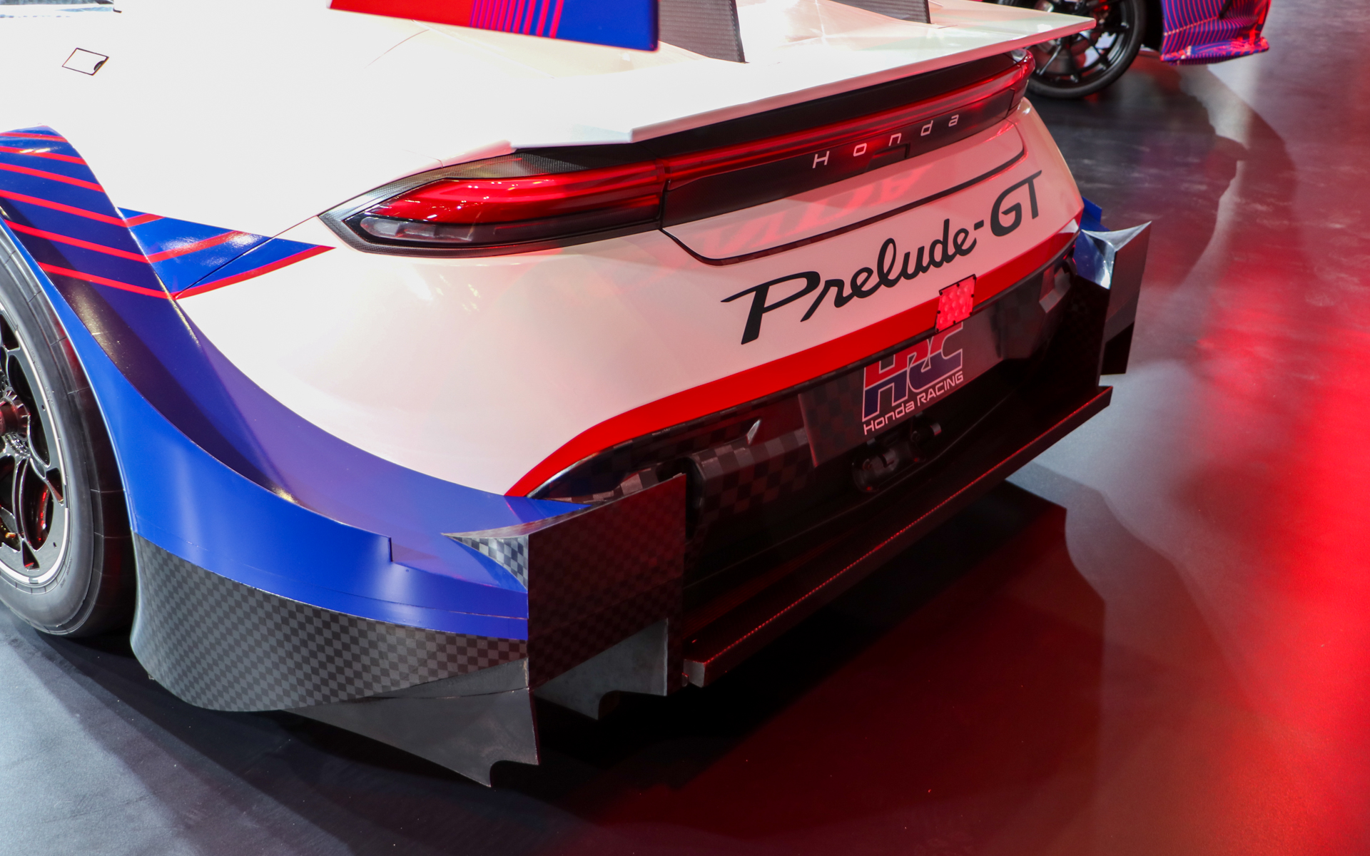 全面エアロダイナミクスの塊のようなマシン