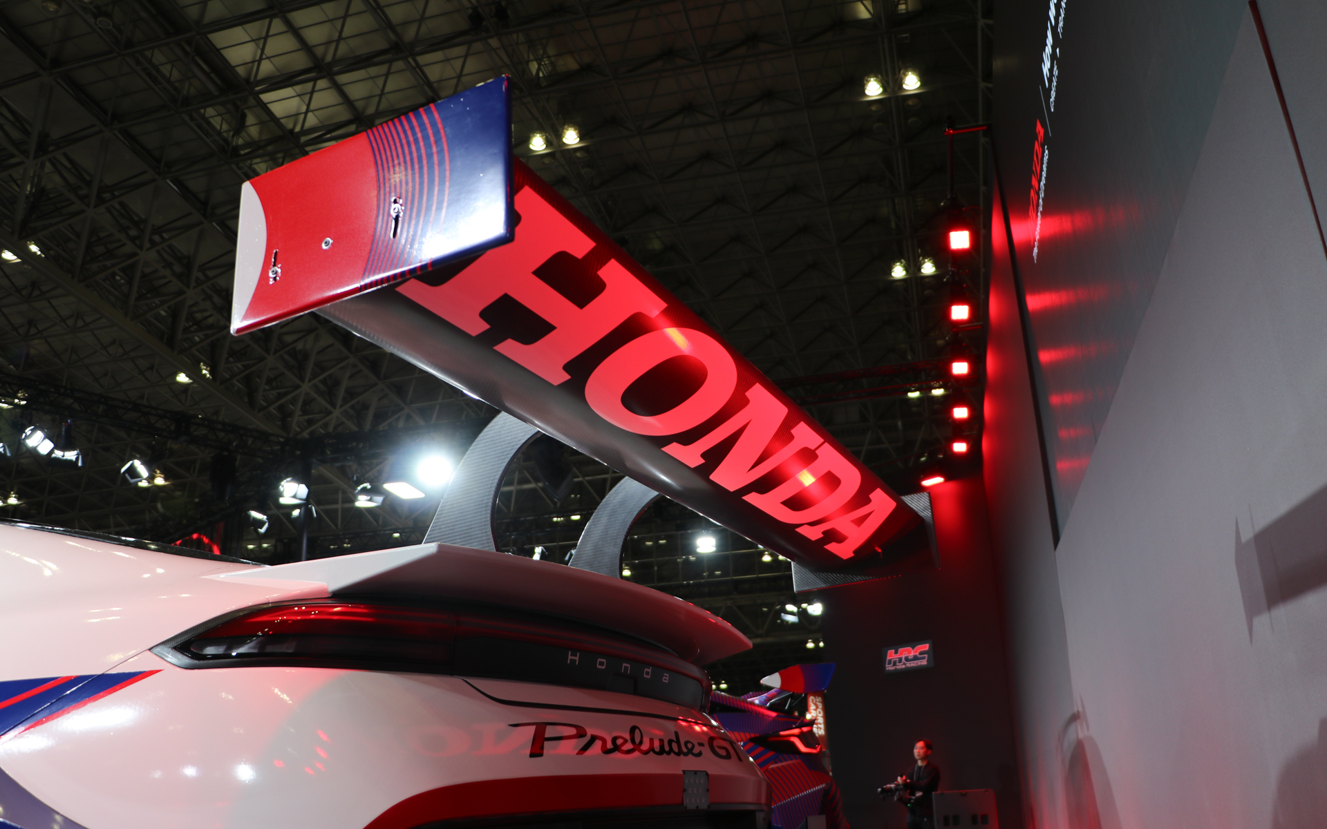 全面エアロダイナミクスの塊のようなマシン