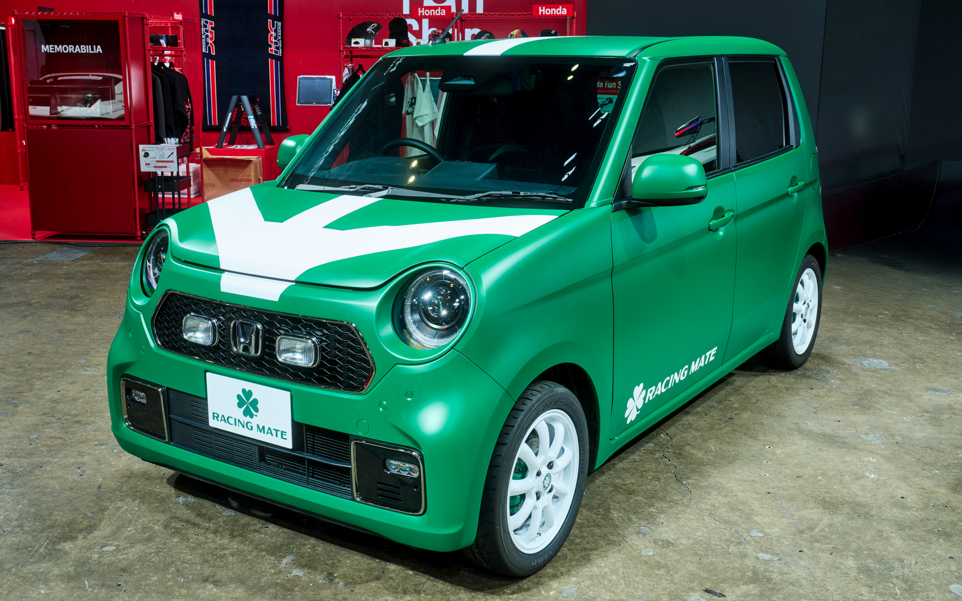 ホンダブースには、スポーティな走りを実現するモデルとして、6速MTの「N-ONE RS」をベースに、1960年代のアフターパーツ文化を象徴した“RACING MATE”の世界観を現代に合わせて再解釈したコンセプトモデル「N-ONE RS RACING MATE Concep（左）」や、今年発売予定の軽BEV「スーパーONEプロトタイプ（右）」も展示。どちらも乗り込み可能だ