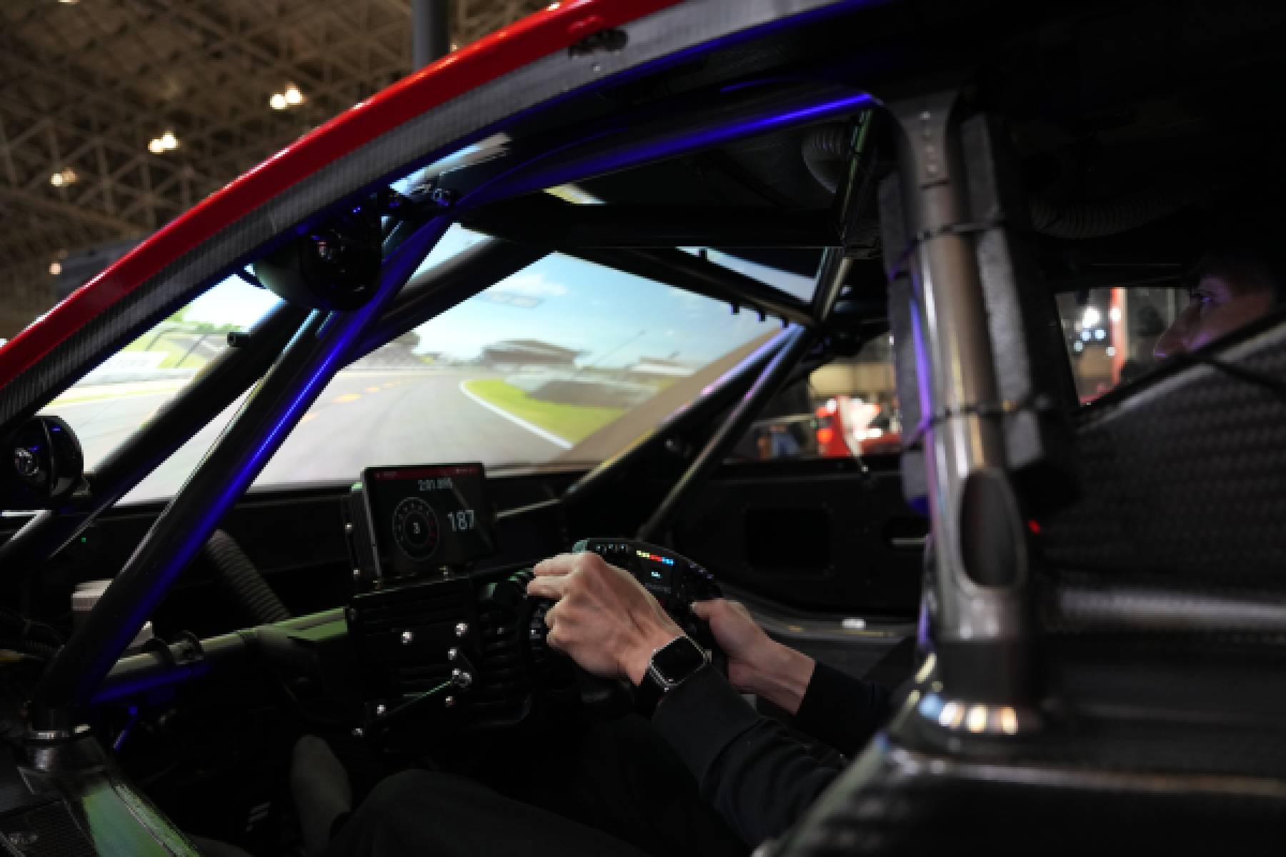 本物のレーシングカーのコクピットを使ったドライビングシミュレータも体験できる