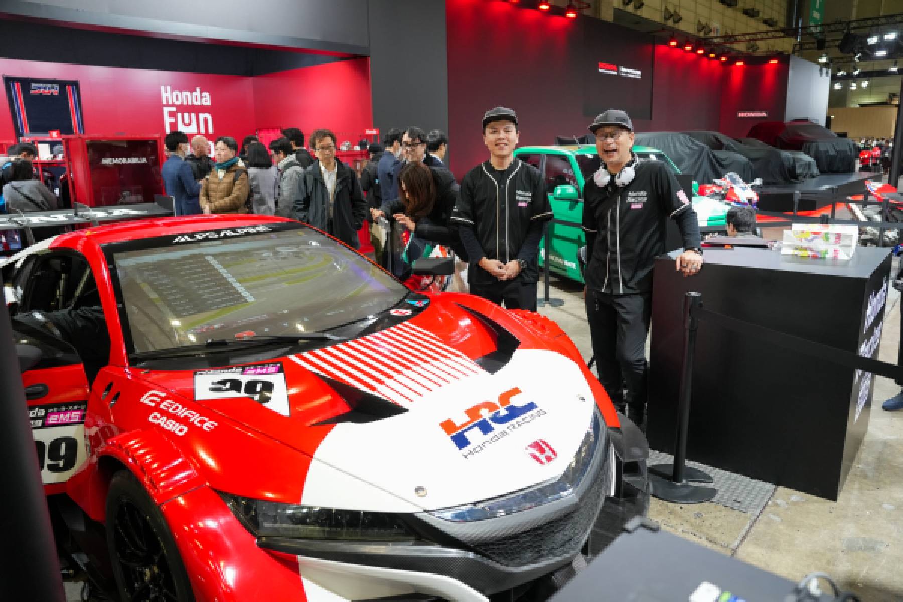 本物のレーシングカーのコクピットを使ったドライビングシミュレータも体験できる