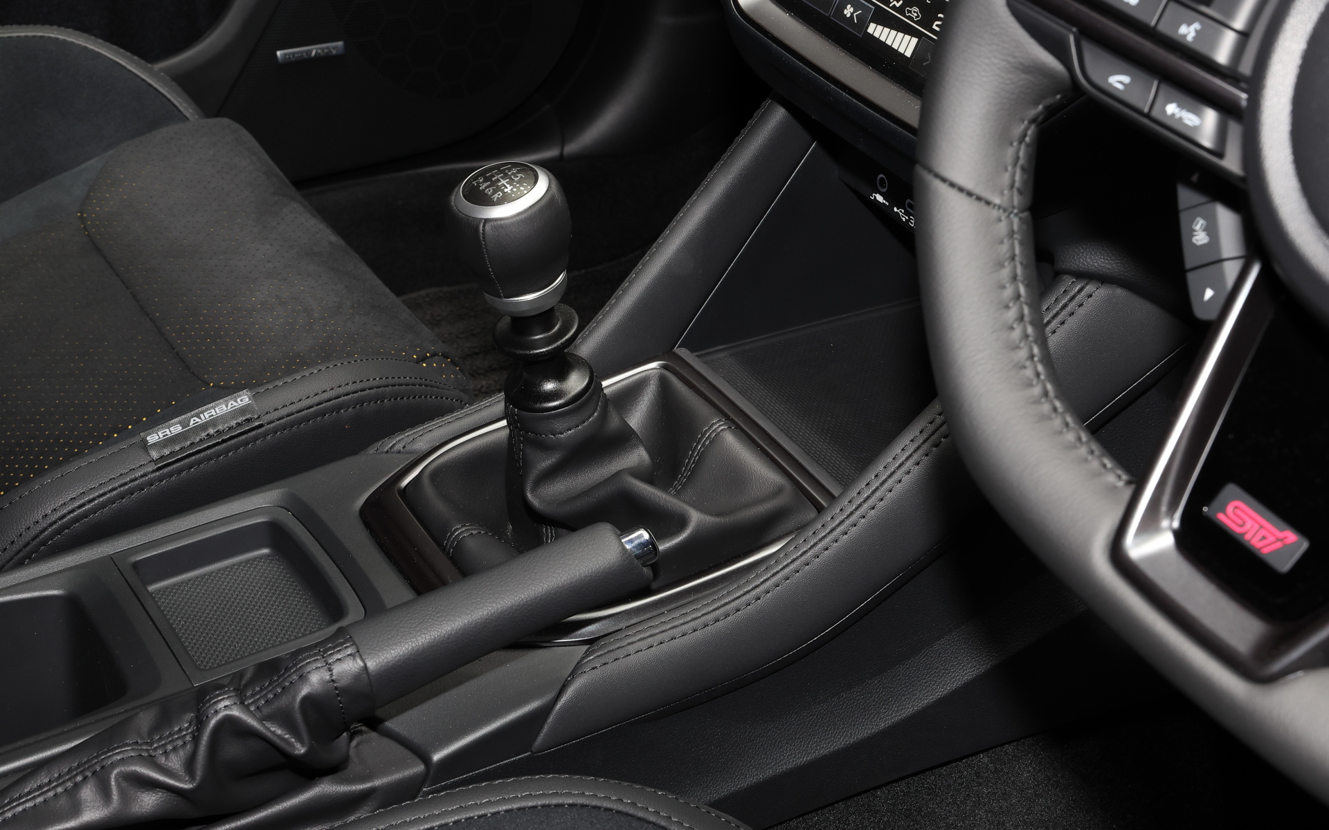 現行WRXの日本仕様としては初の6速マニュアルミッション搭載車。サイドブレーキはレバー式