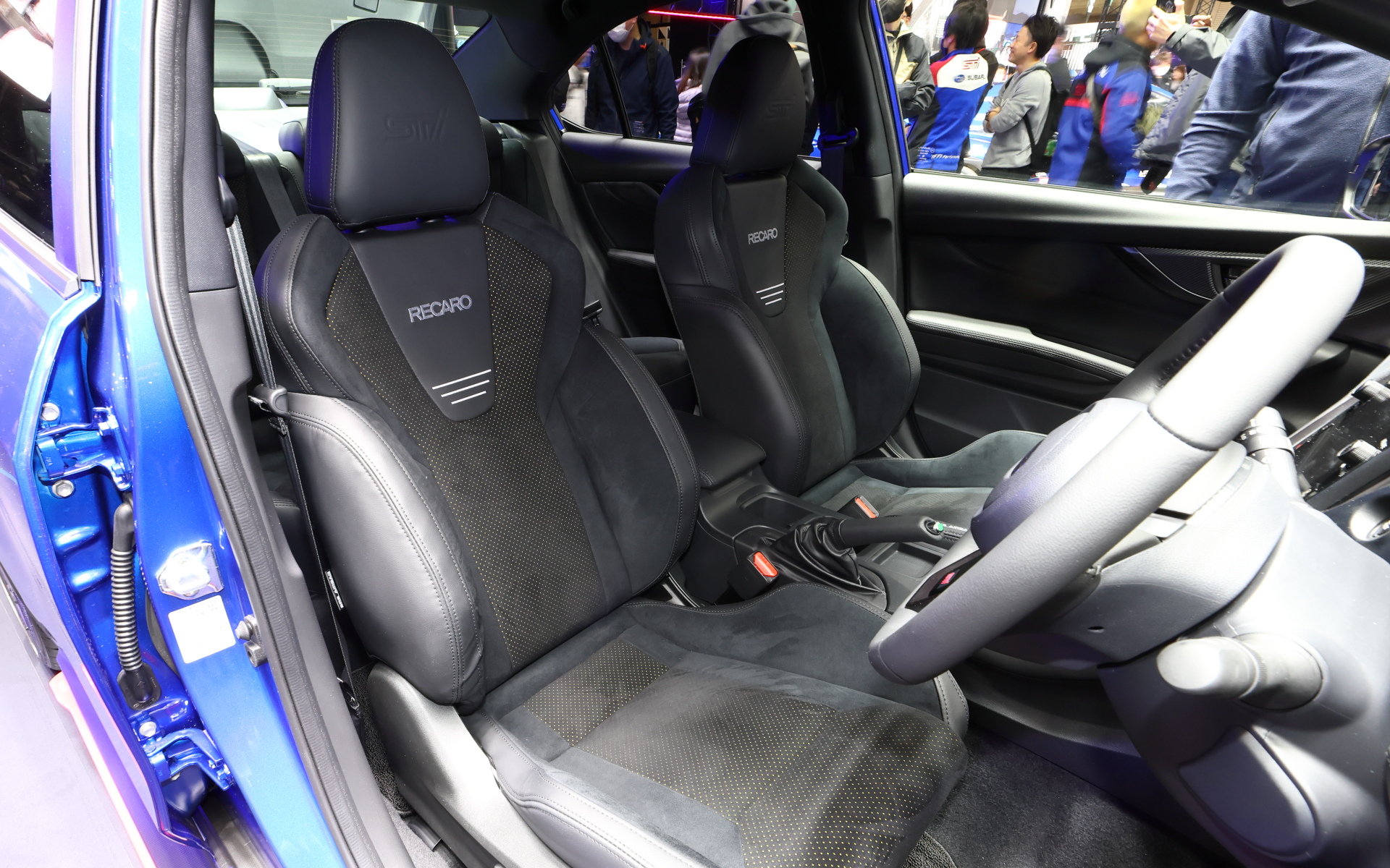 イエローパーフォレーション表皮にSTIのロゴが入ったレカロシート