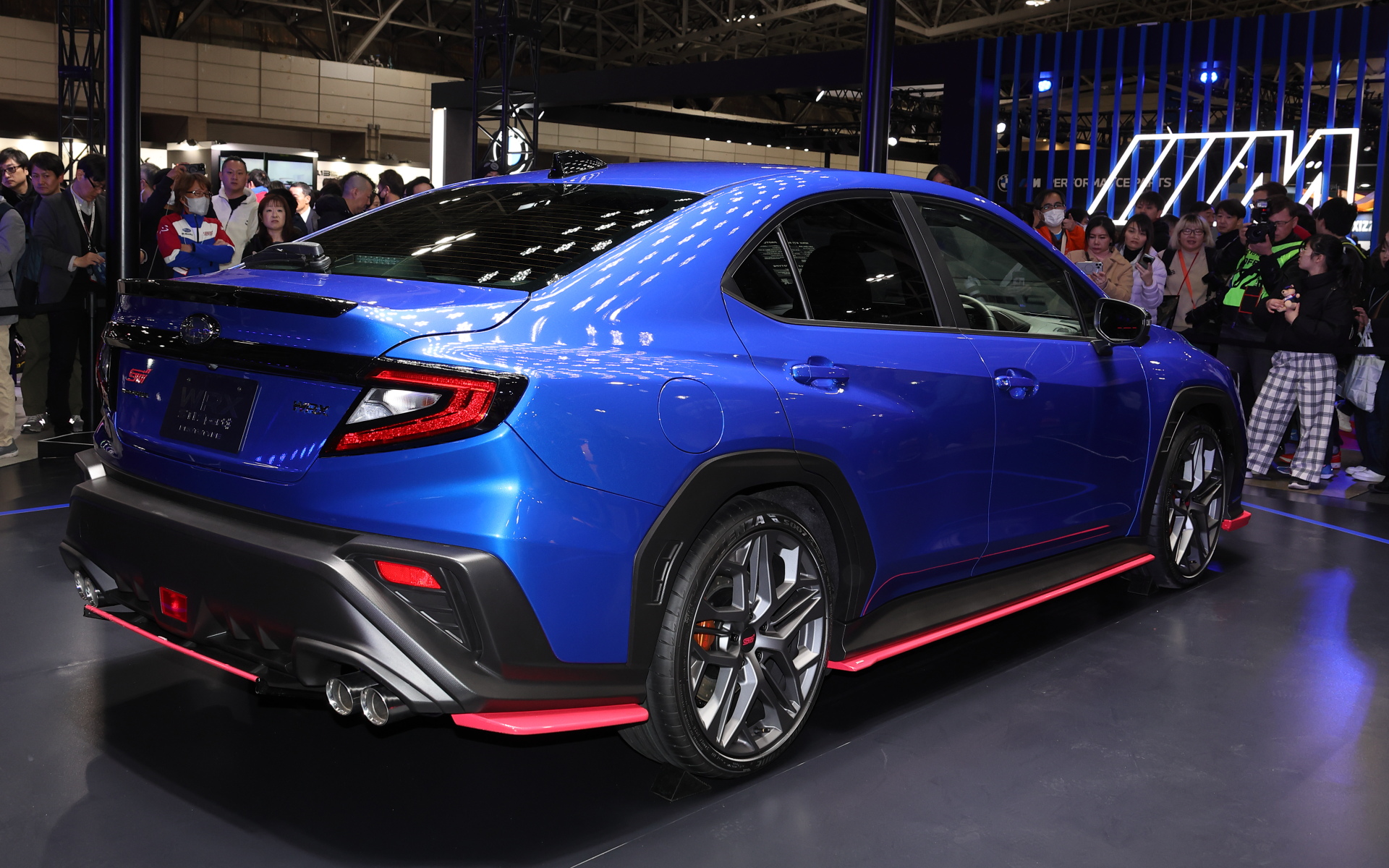 ブレンボ製18インチフロント対向6ピストン＋リア対向2ピストンブレーキキャリパーやZF製のSTIチューニング電子制御ダンパーを備え、スバルならではの走りの愉しさを実現している