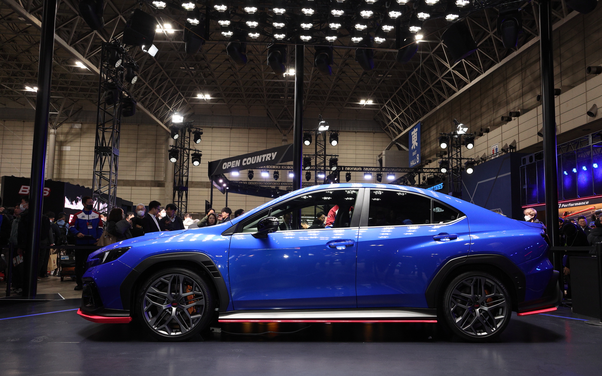 ブレンボ製18インチフロント対向6ピストン＋リア対向2ピストンブレーキキャリパーやZF製のSTIチューニング電子制御ダンパーを備え、スバルならではの走りの愉しさを実現している