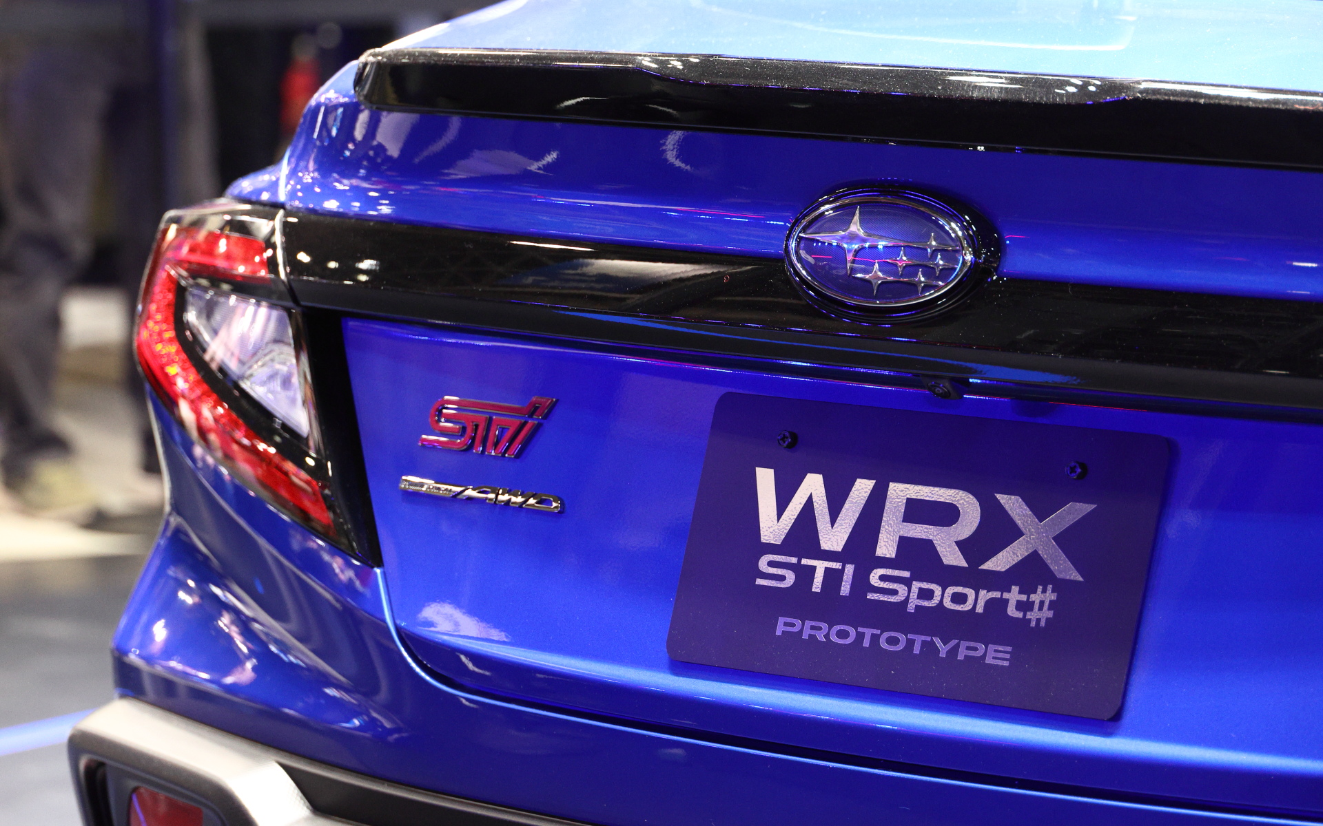 ブレンボ製18インチフロント対向6ピストン＋リア対向2ピストンブレーキキャリパーやZF製のSTIチューニング電子制御ダンパーを備え、スバルならではの走りの愉しさを実現している