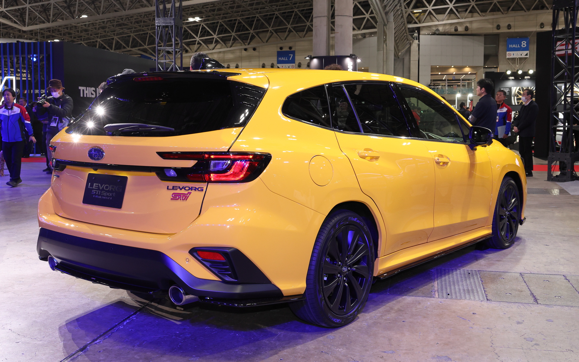 フロントフェイス、ドアミラー、ルーフアンテナはブラック塗装