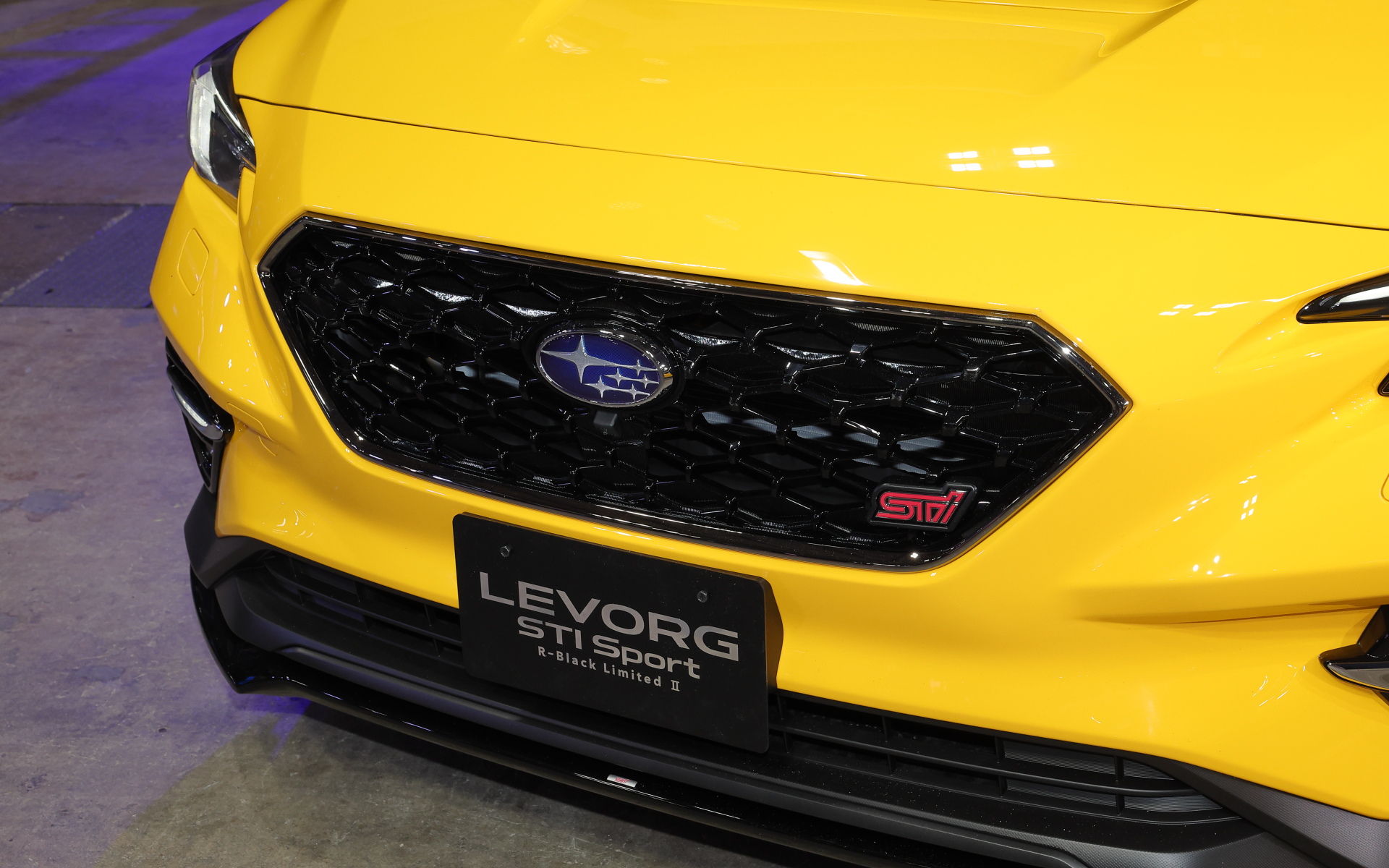 フロントフェイス、ドアミラー、ルーフアンテナはブラック塗装