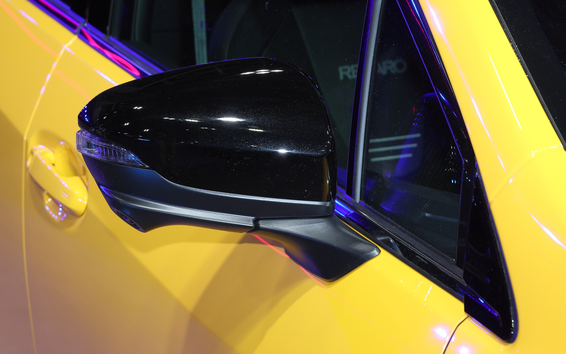 フロントフェイス、ドアミラー、ルーフアンテナはブラック塗装