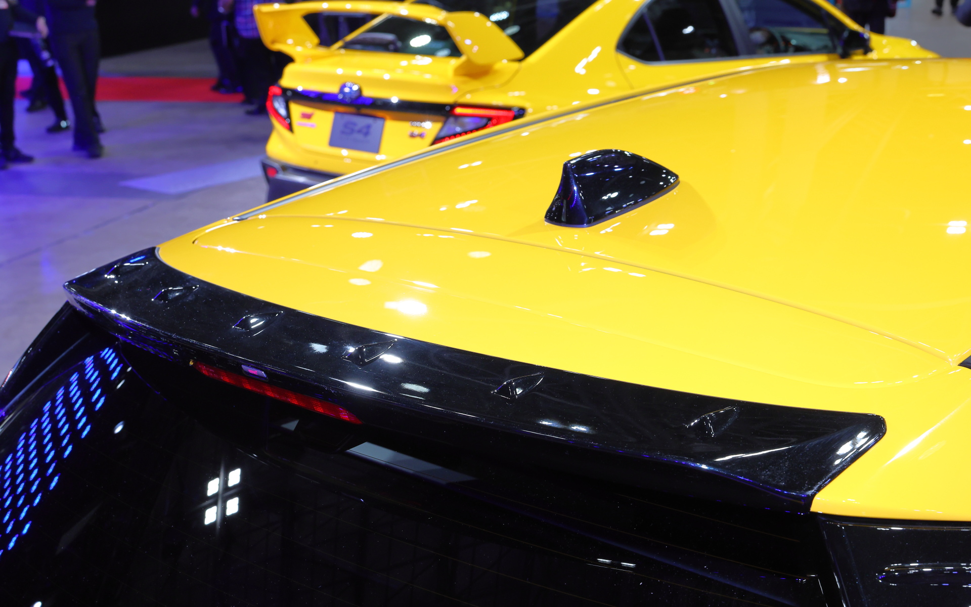 フロントフェイス、ドアミラー、ルーフアンテナはブラック塗装