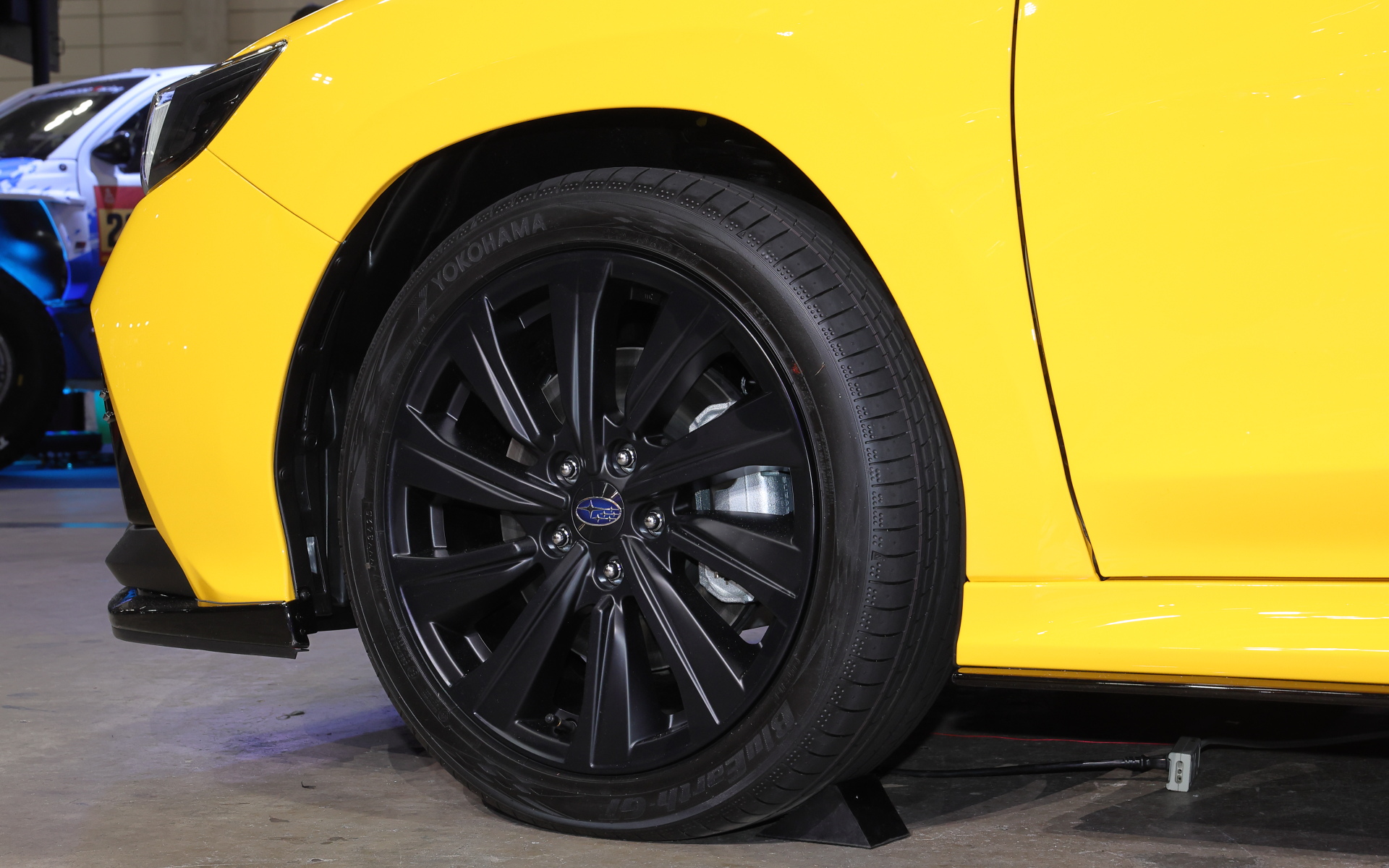 マットブラック塗装の18インチアルミホイール