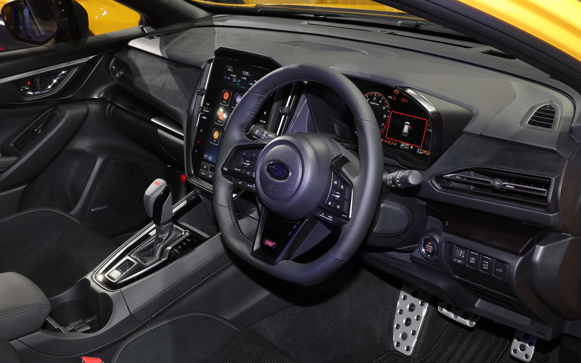 インテリアにスエード調インパネを採用。各部のステッチは全てブラック