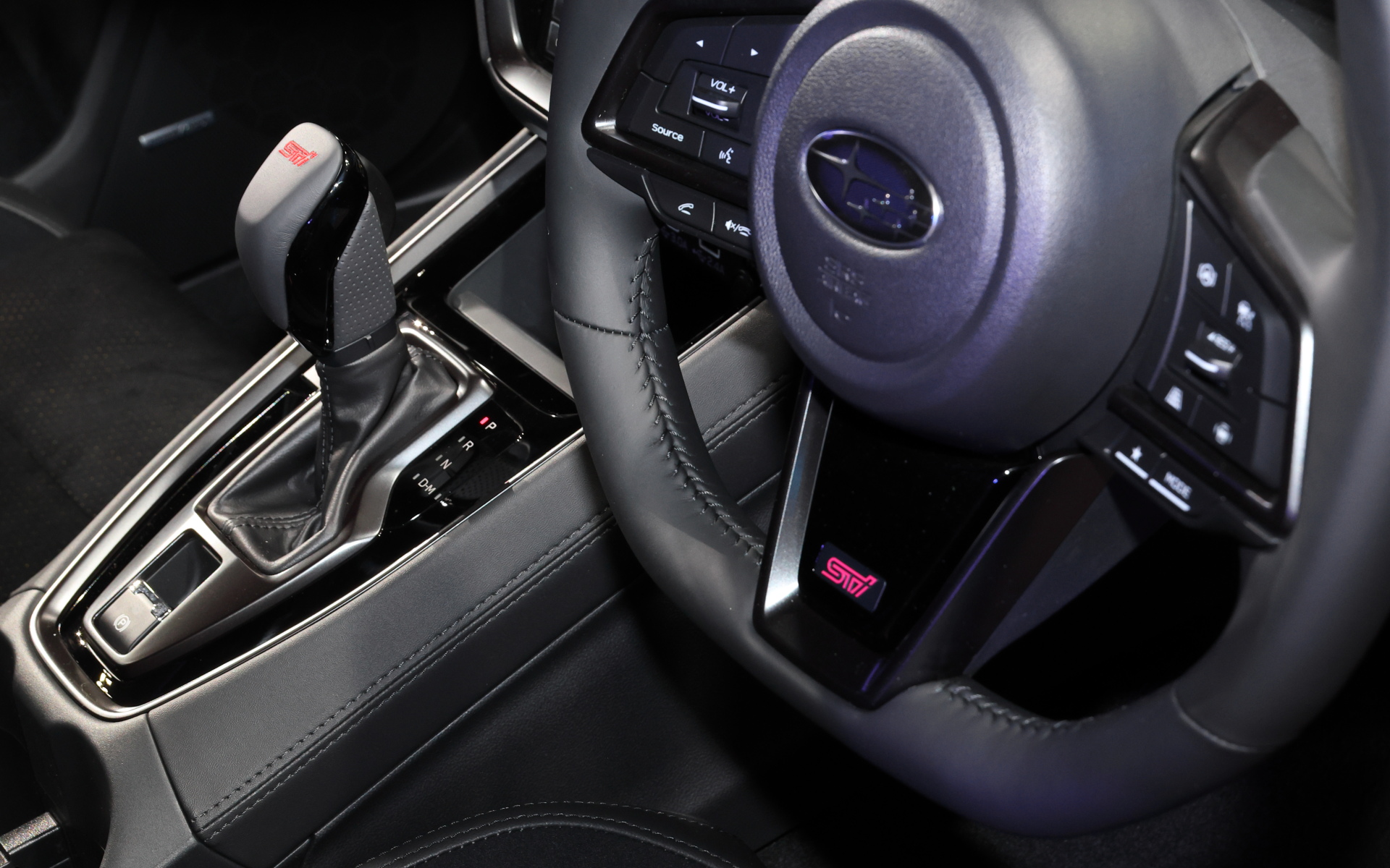 インテリアにスエード調インパネを採用。各部のステッチは全てブラック