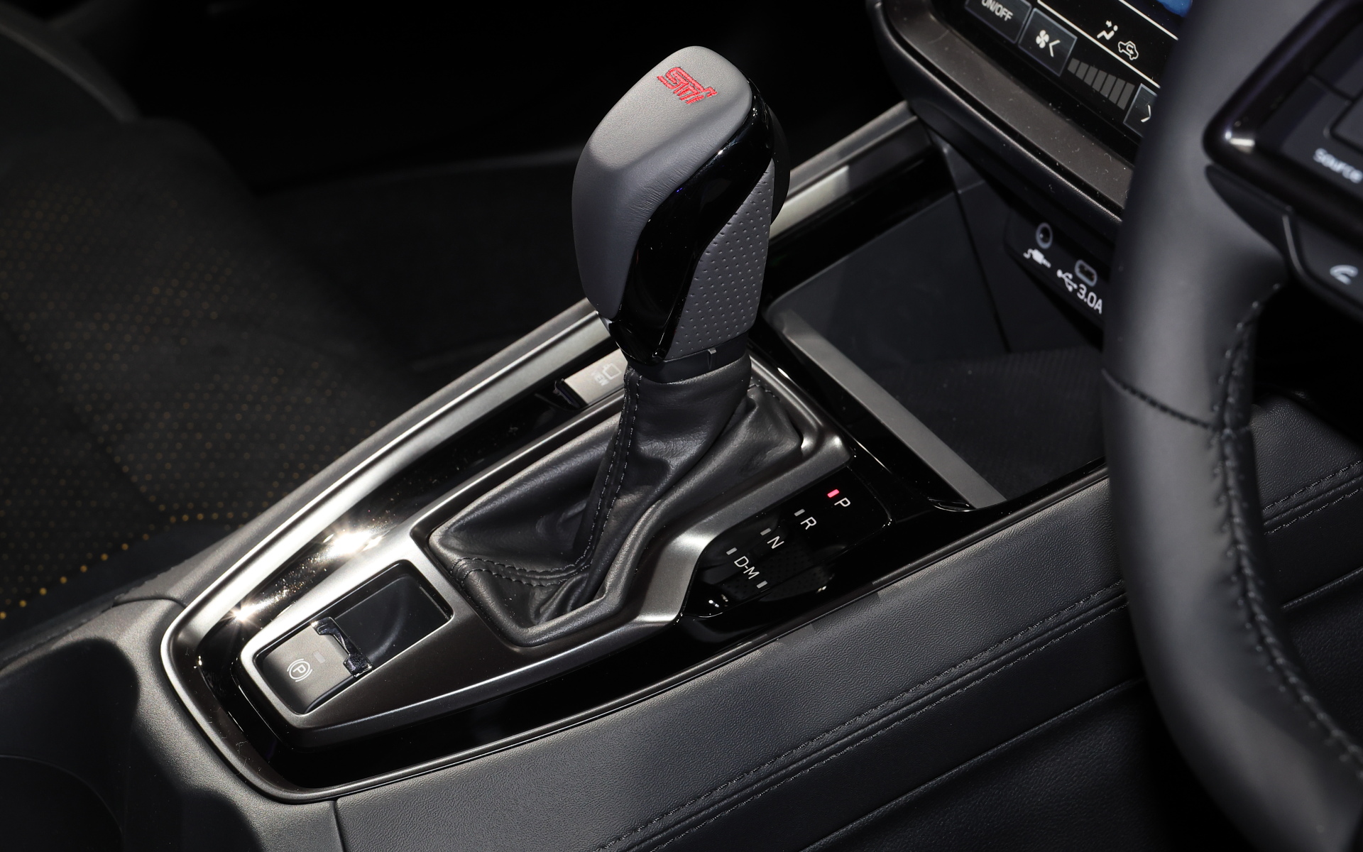 インテリアにスエード調インパネを採用。各部のステッチは全てブラック