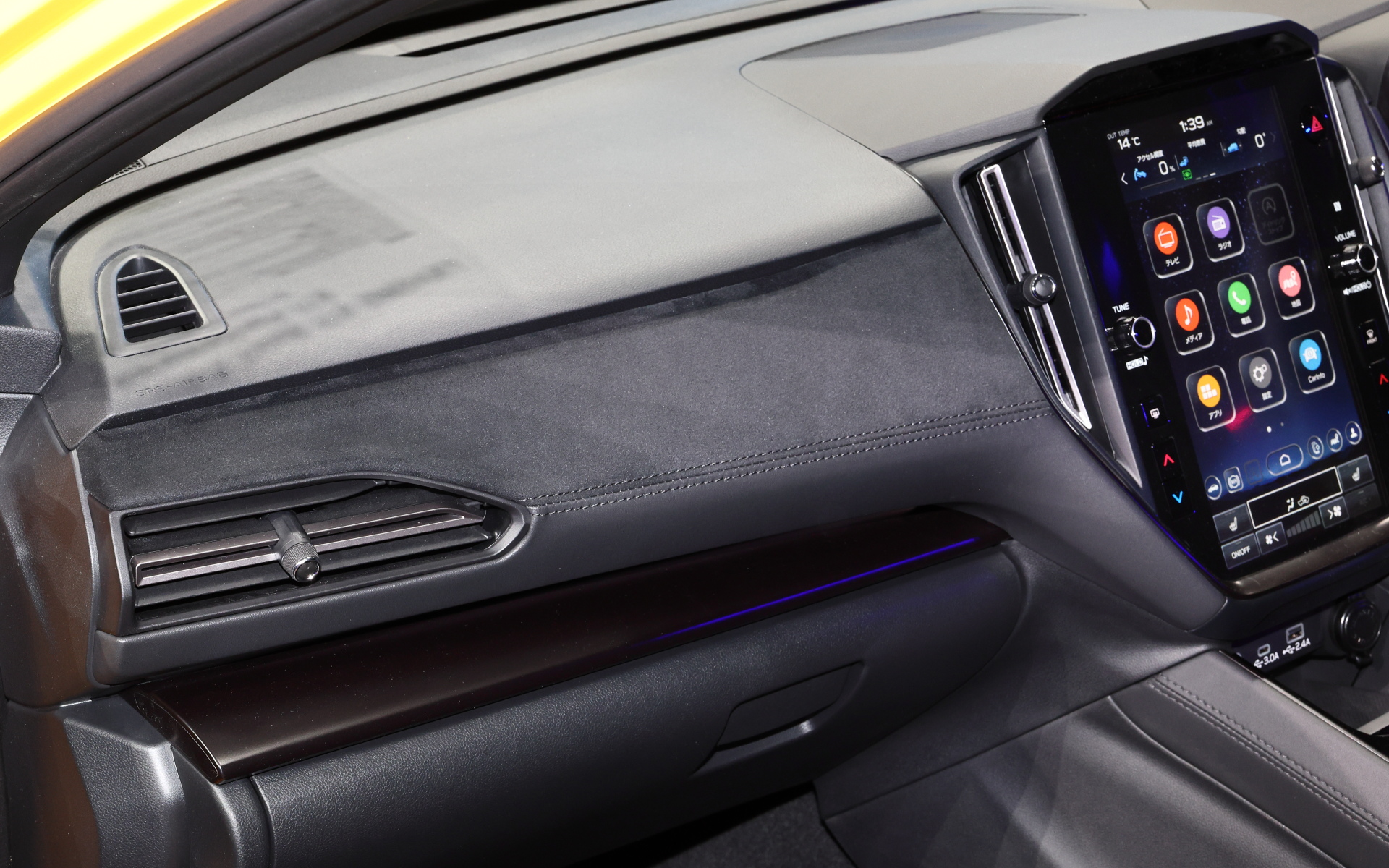 インテリアにスエード調インパネを採用。各部のステッチは全てブラック