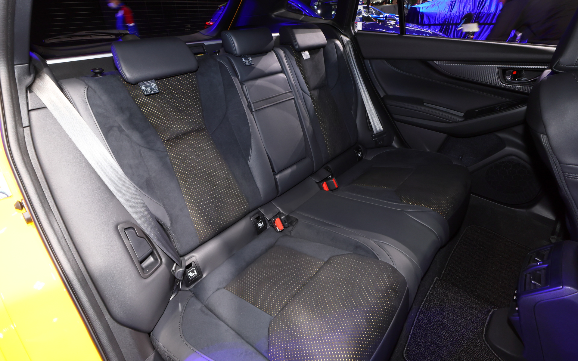 シート表皮をイエローパーフォレーションとしたSTIロゴ入りレカロシート