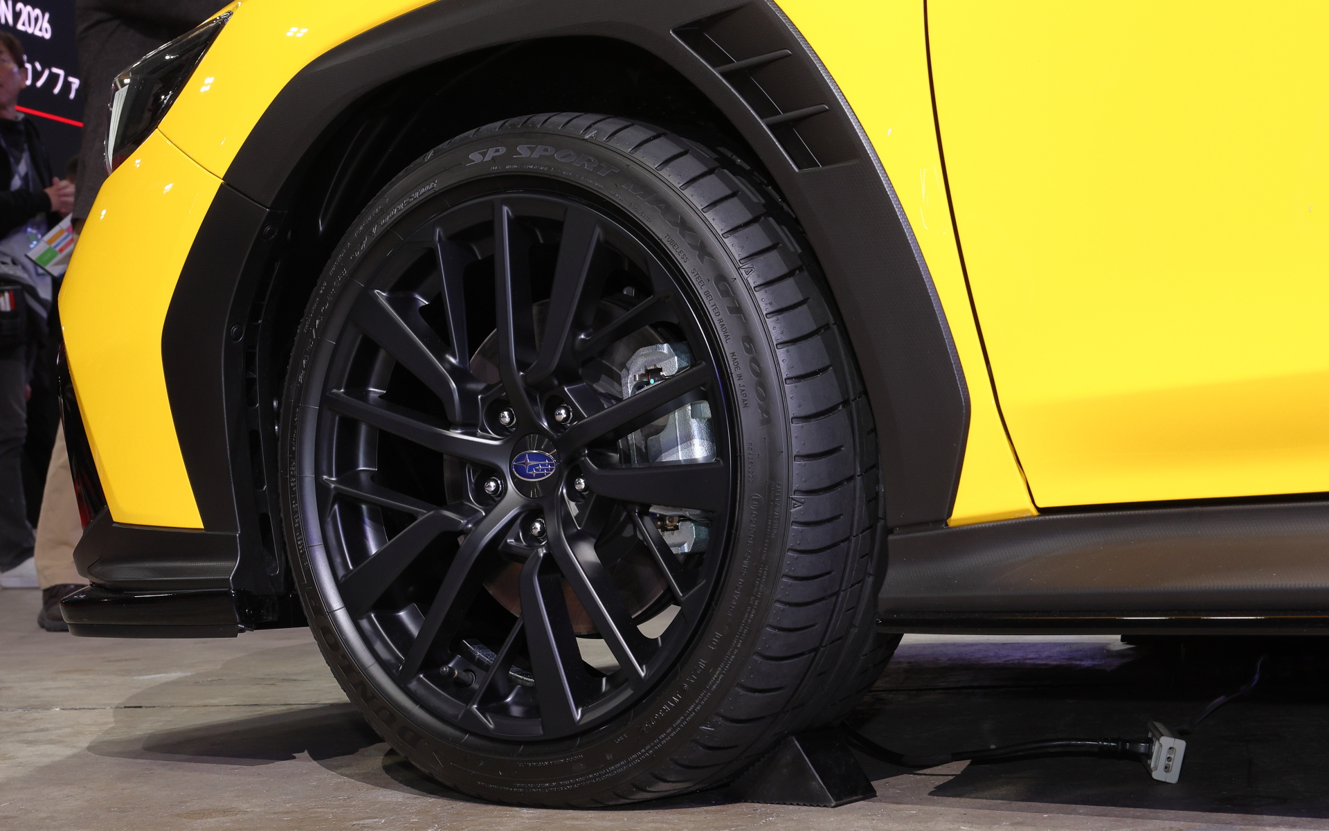 マットブラック塗装の18インチアルミホイール