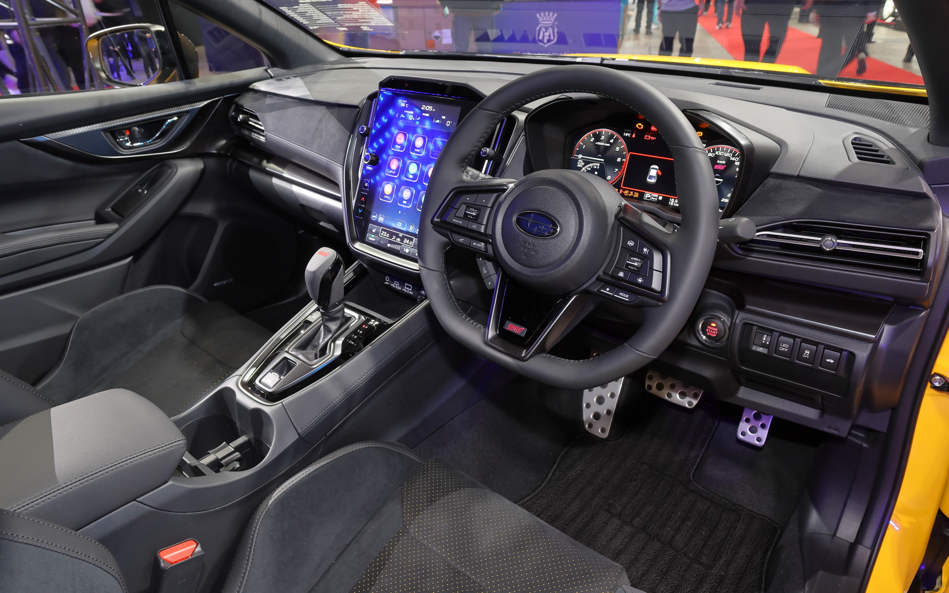 インテリアにスエード調インパネを採用。各部のステッチは全てブラック