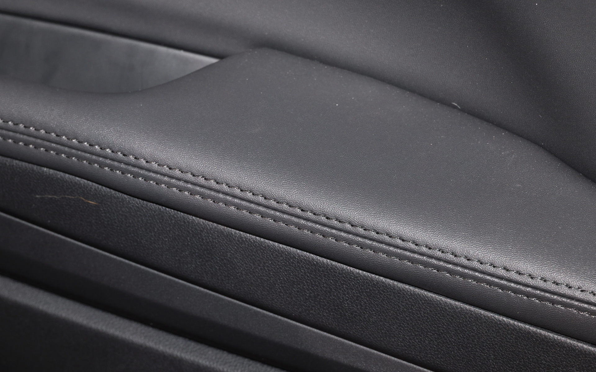 インテリアにスエード調インパネを採用。各部のステッチは全てブラック