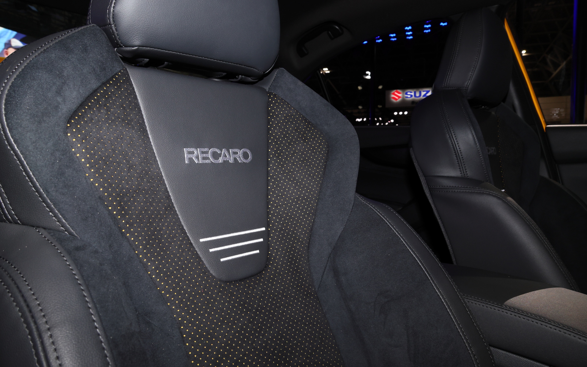 シート表皮をイエローパーフォレーションとしたSTIロゴ入りレカロシート