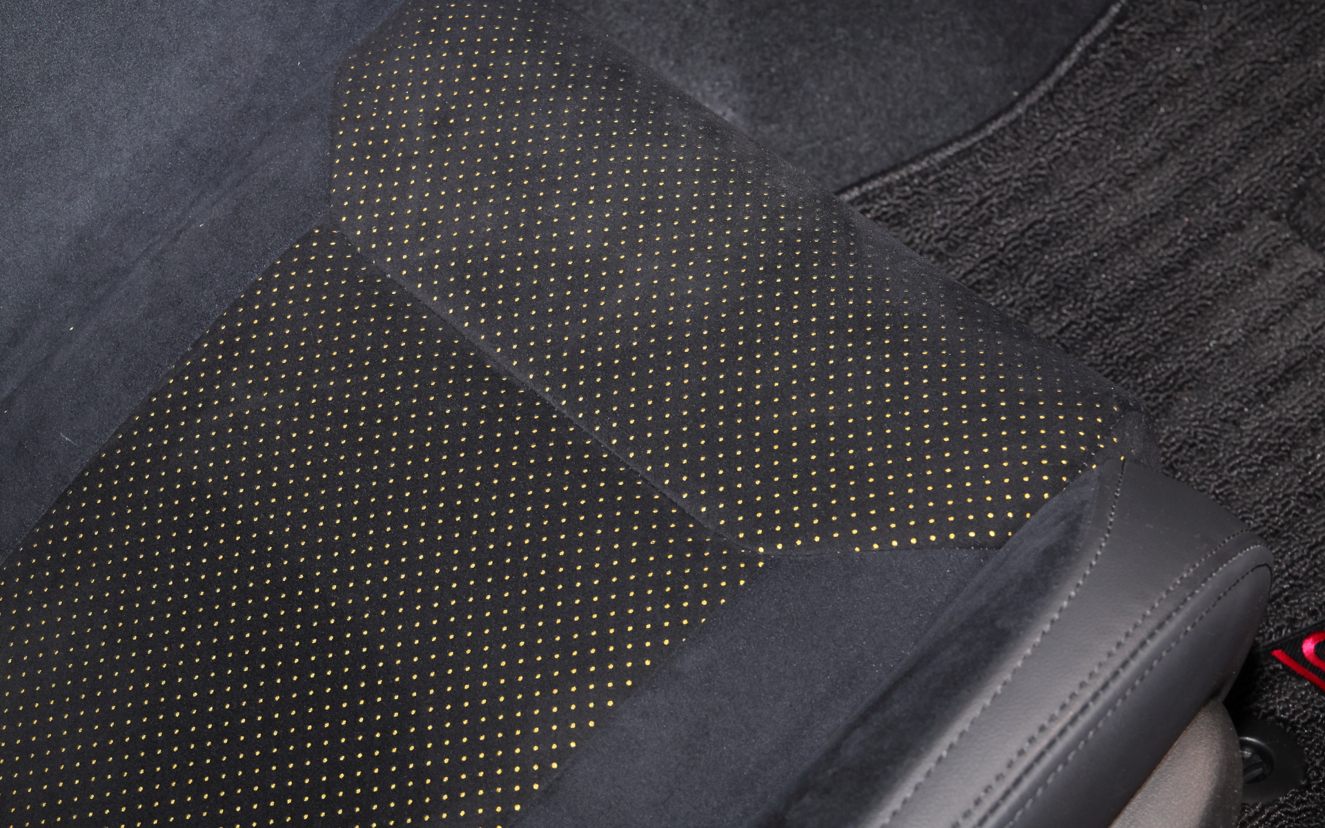 シート表皮をイエローパーフォレーションとしたSTIロゴ入りレカロシート