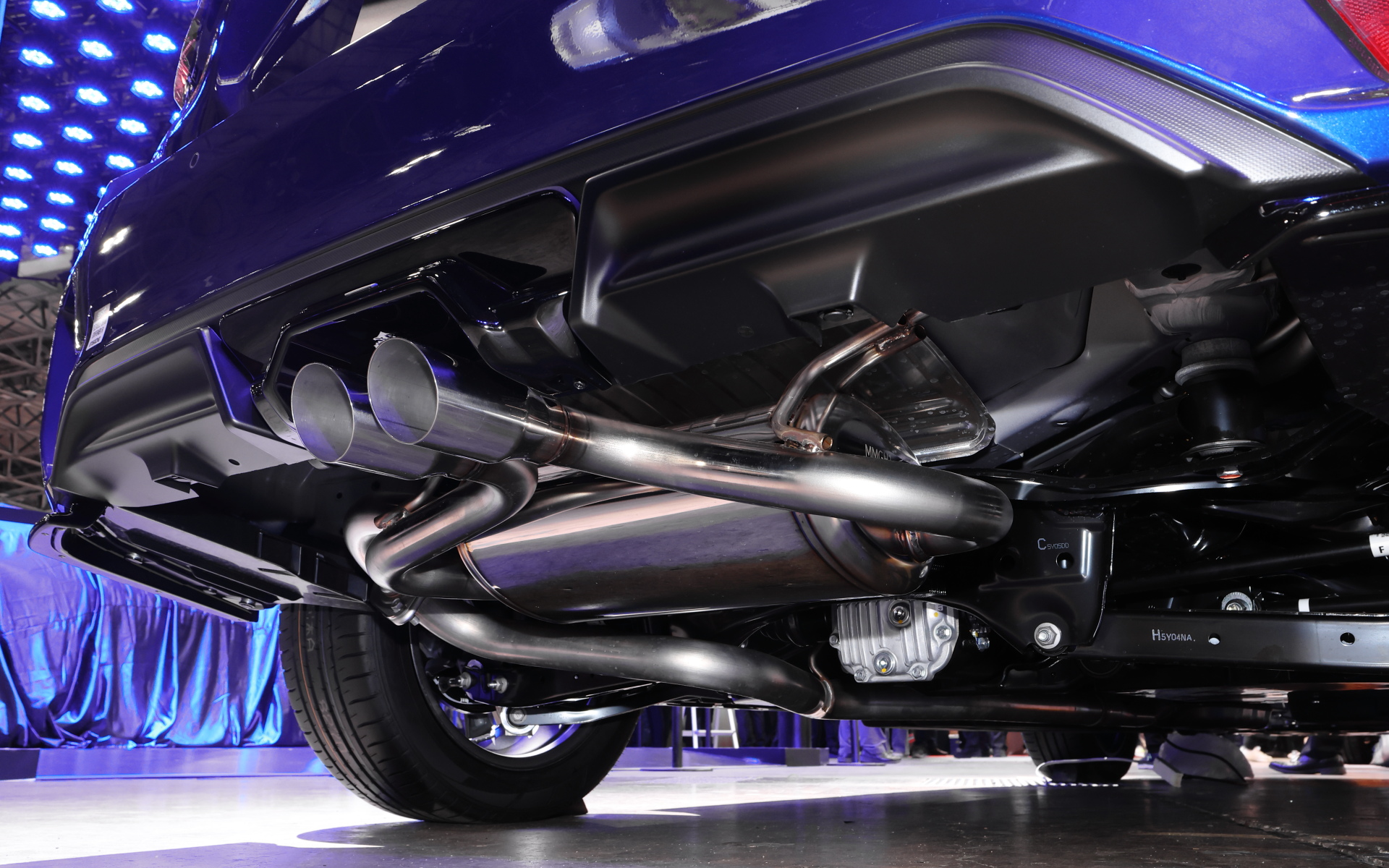 PLUSパッケージにはSTIパフォーマンスマフラーが装着されている