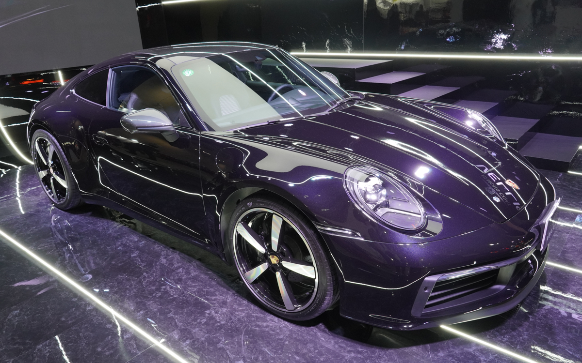 強力なディテイリングライトに照らされたポルシェ911