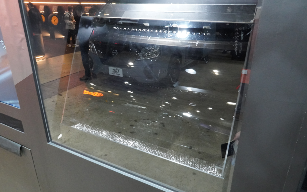 水の撥水性を確認できるデモ実施。水があっという間に流れ落ちてしまい、写真では表現しにくいので、ぜひ会場で確認してみてほしい