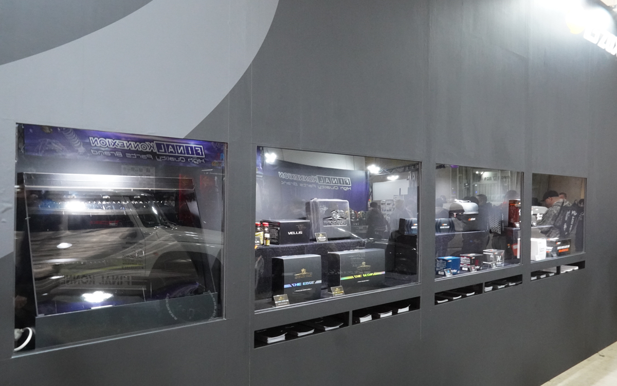 ブースの反対側の展示も見逃さないように