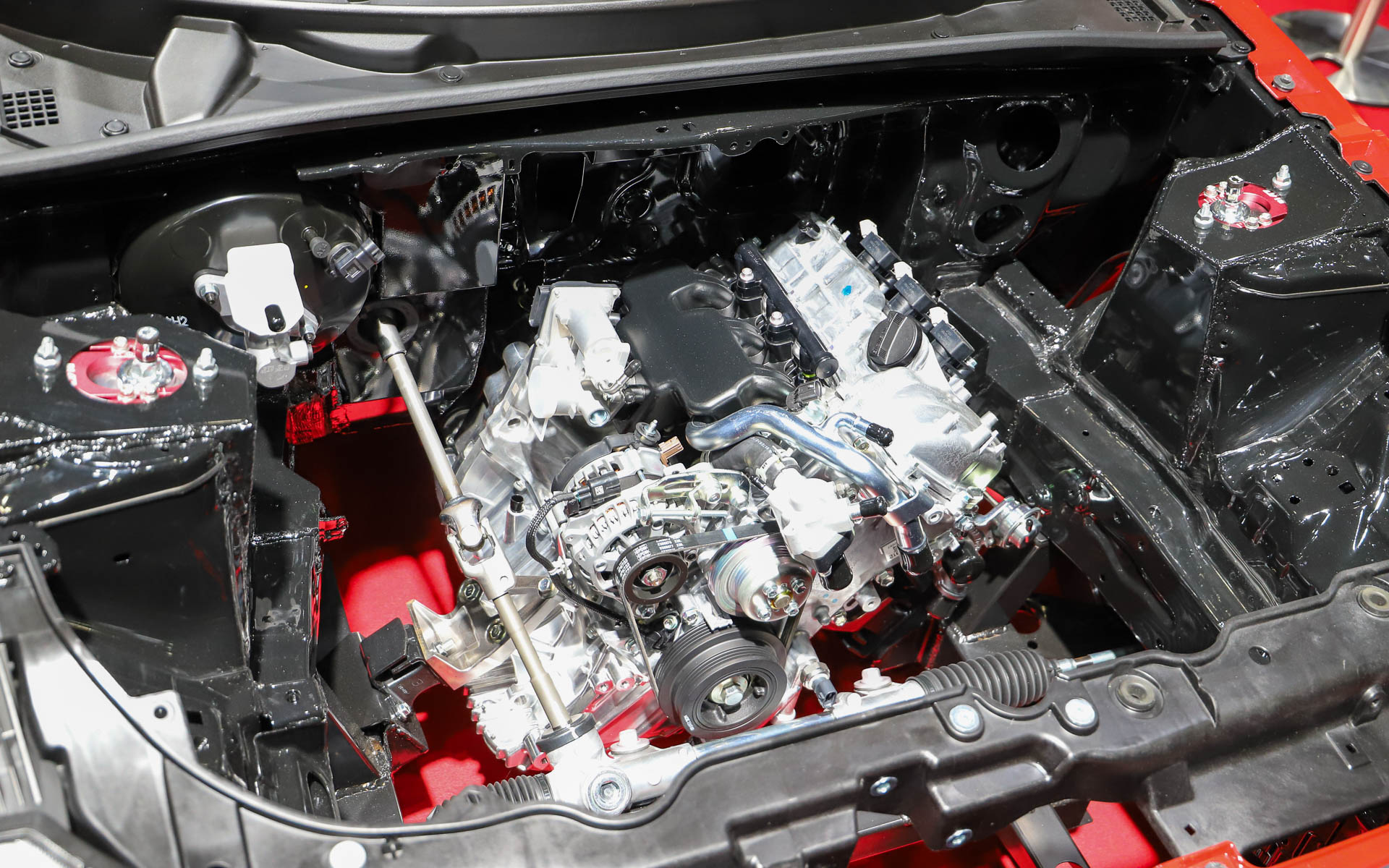 低い位置に搭載されたエンジンは、これまでより車両センターに寄せられたほか、プラグやタービン交換といった整備性を高める変更が行なわれた