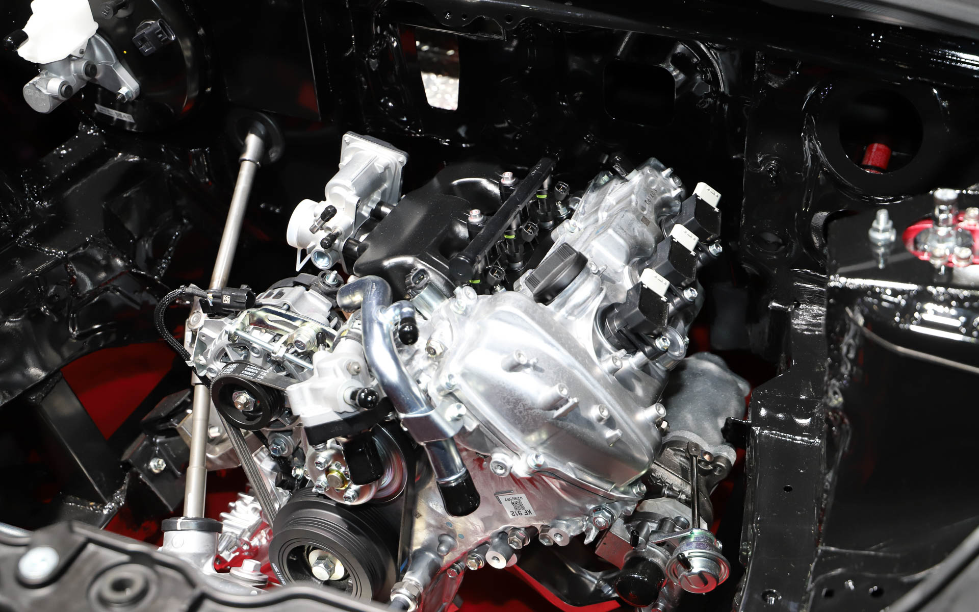 低い位置に搭載されたエンジンは、これまでより車両センターに寄せられたほか、プラグやタービン交換といった整備性を高める変更が行なわれた