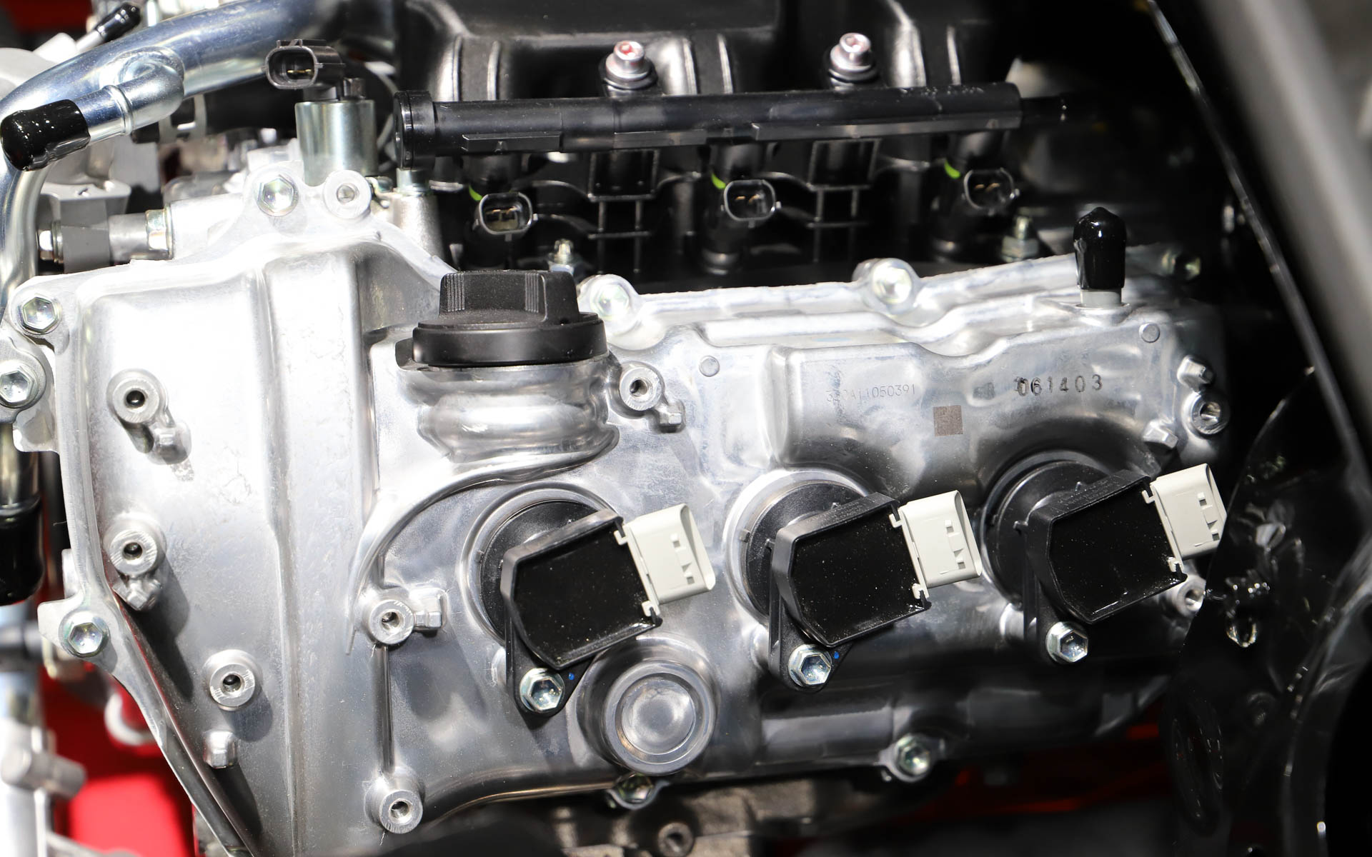 低い位置に搭載されたエンジンは、これまでより車両センターに寄せられたほか、プラグやタービン交換といった整備性を高める変更が行なわれた