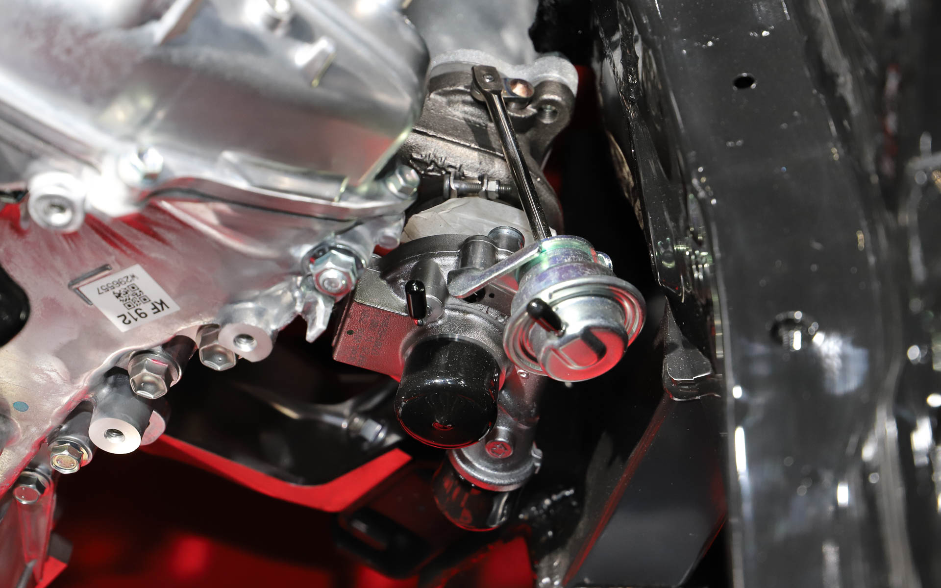 低い位置に搭載されたエンジンは、これまでより車両センターに寄せられたほか、プラグやタービン交換といった整備性を高める変更が行なわれた