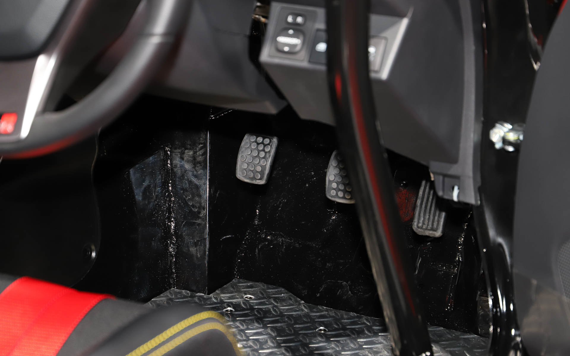 運転席足下にフットレストが設けられた