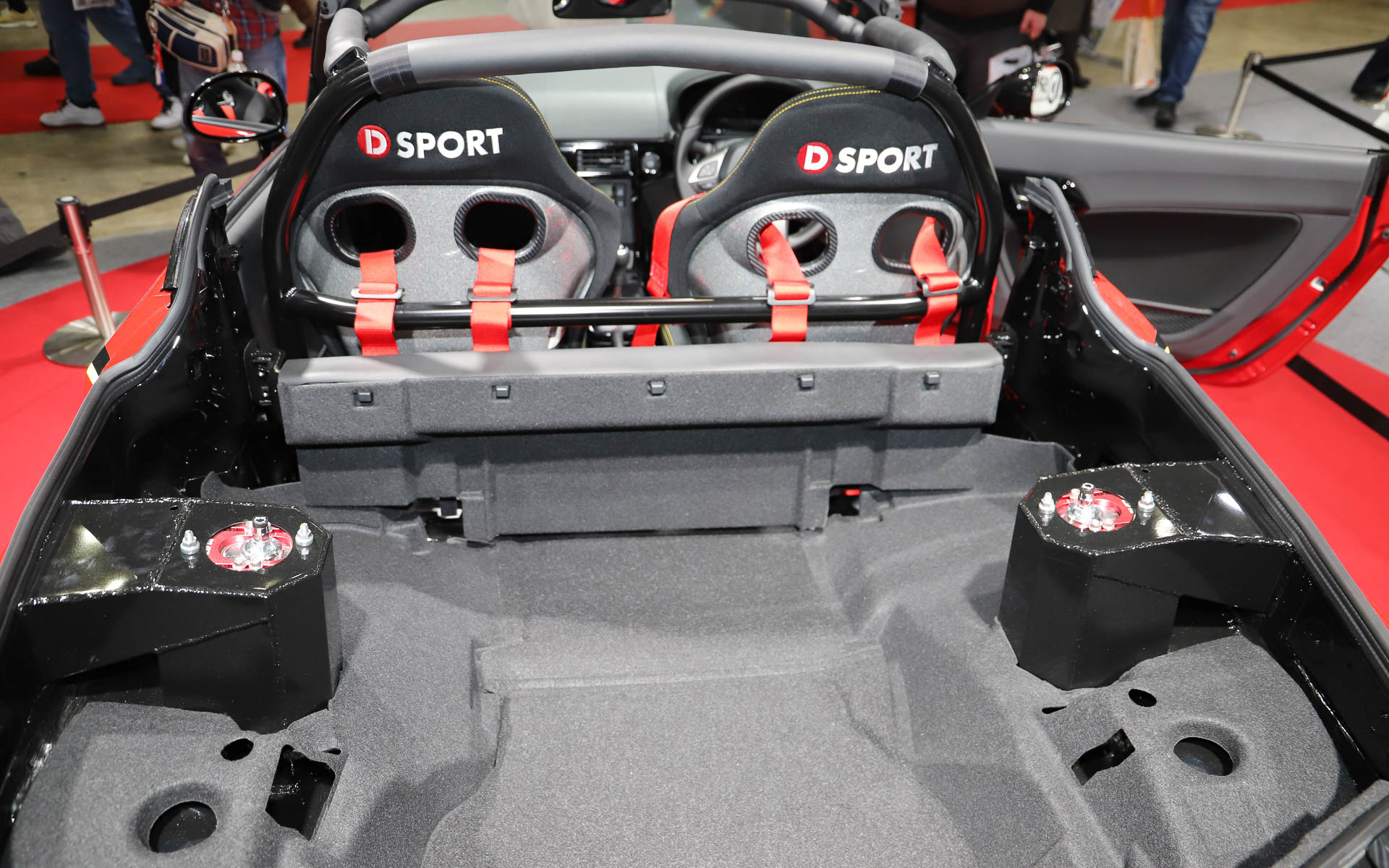 リアサスペンションはストラット式独立懸架に変更。まだまだ研究・改良は続く