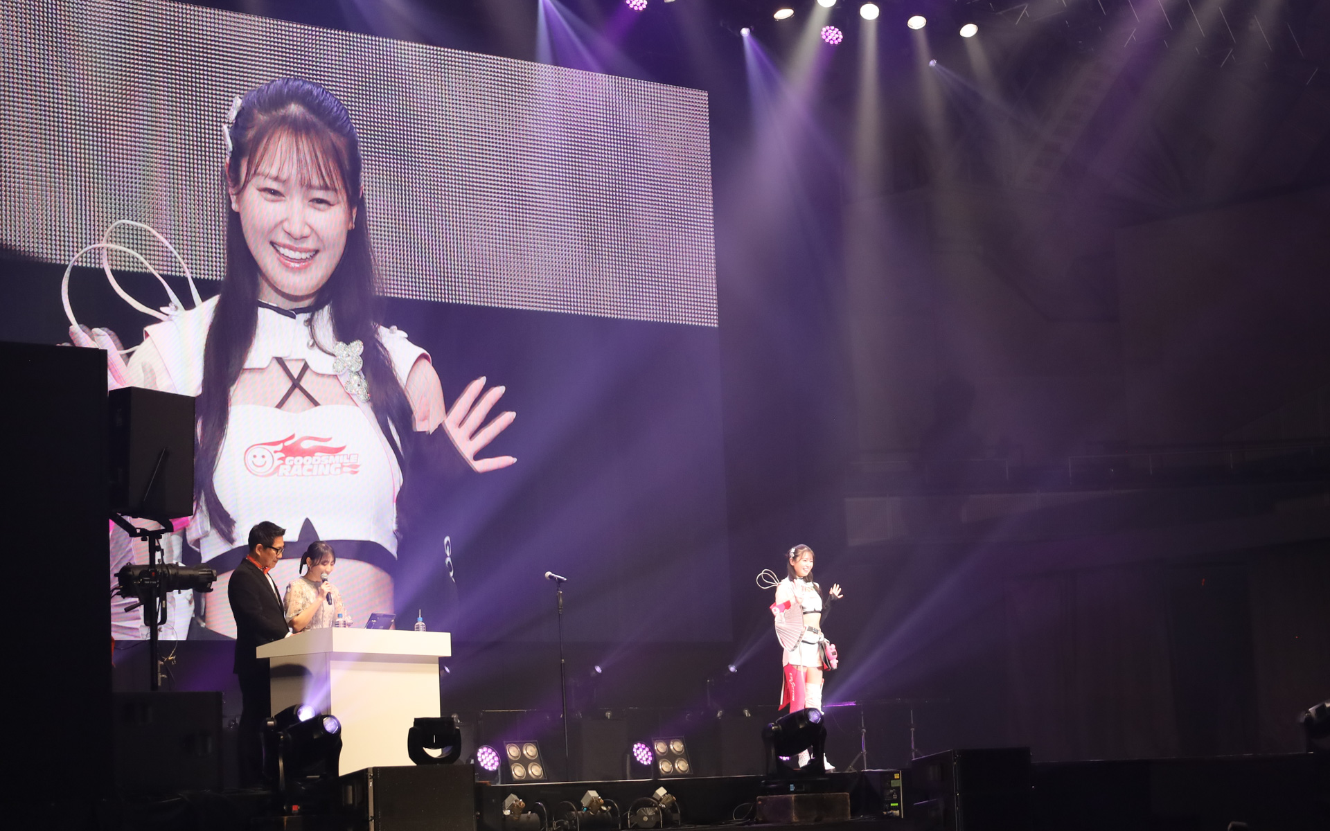 レーシングミクサポーターズとして活躍した荒井つかささんに、特別賞として「レースアンバサダーアワード栄誉賞」が贈られた