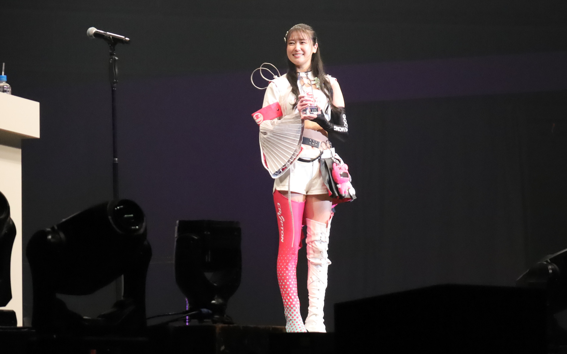 レーシングミクサポーターズとして活躍した荒井つかささんに、特別賞として「レースアンバサダーアワード栄誉賞」が贈られた