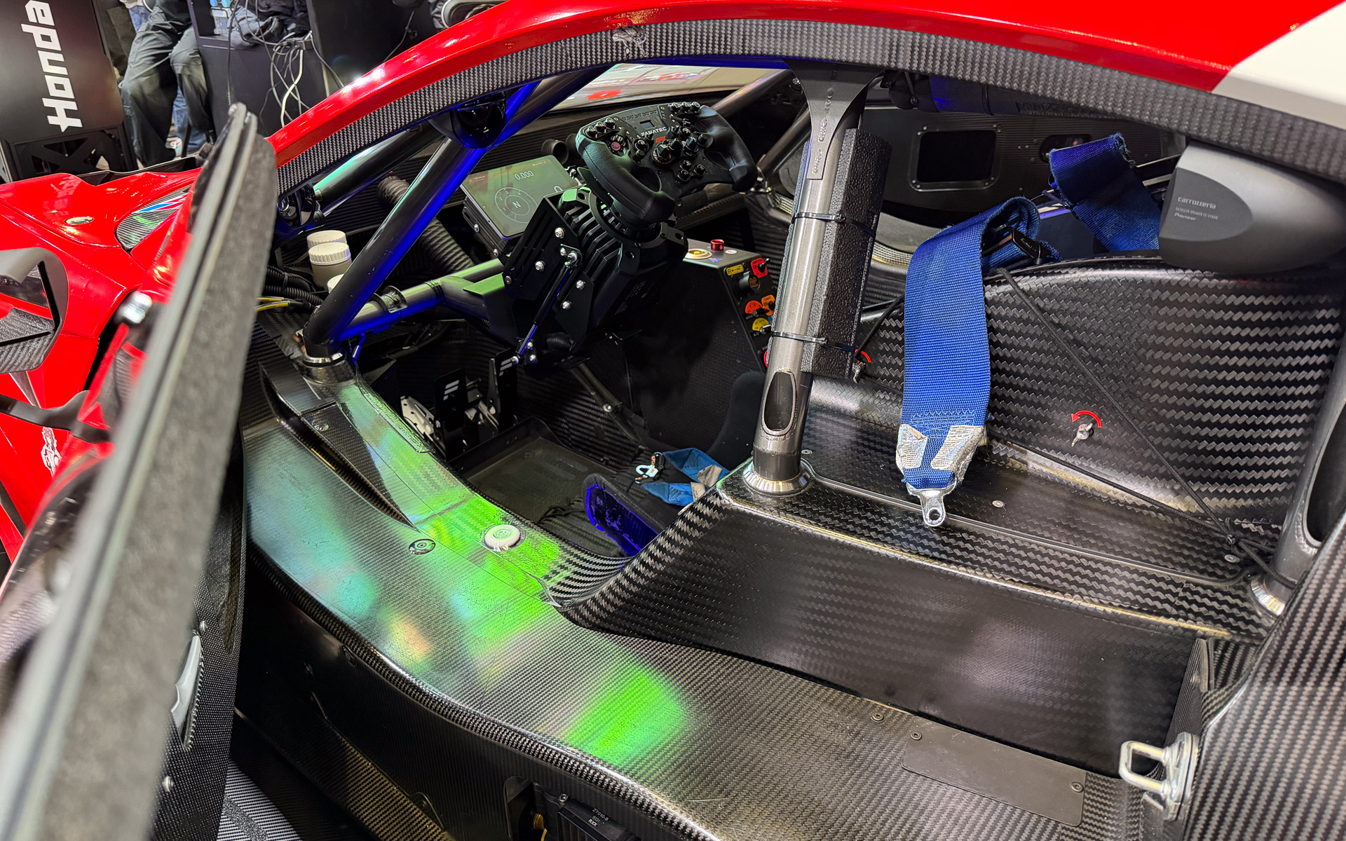 乗り込むのが大変なコクピット。伊沢選手や野尻選手のすごさを改めて感じる瞬間