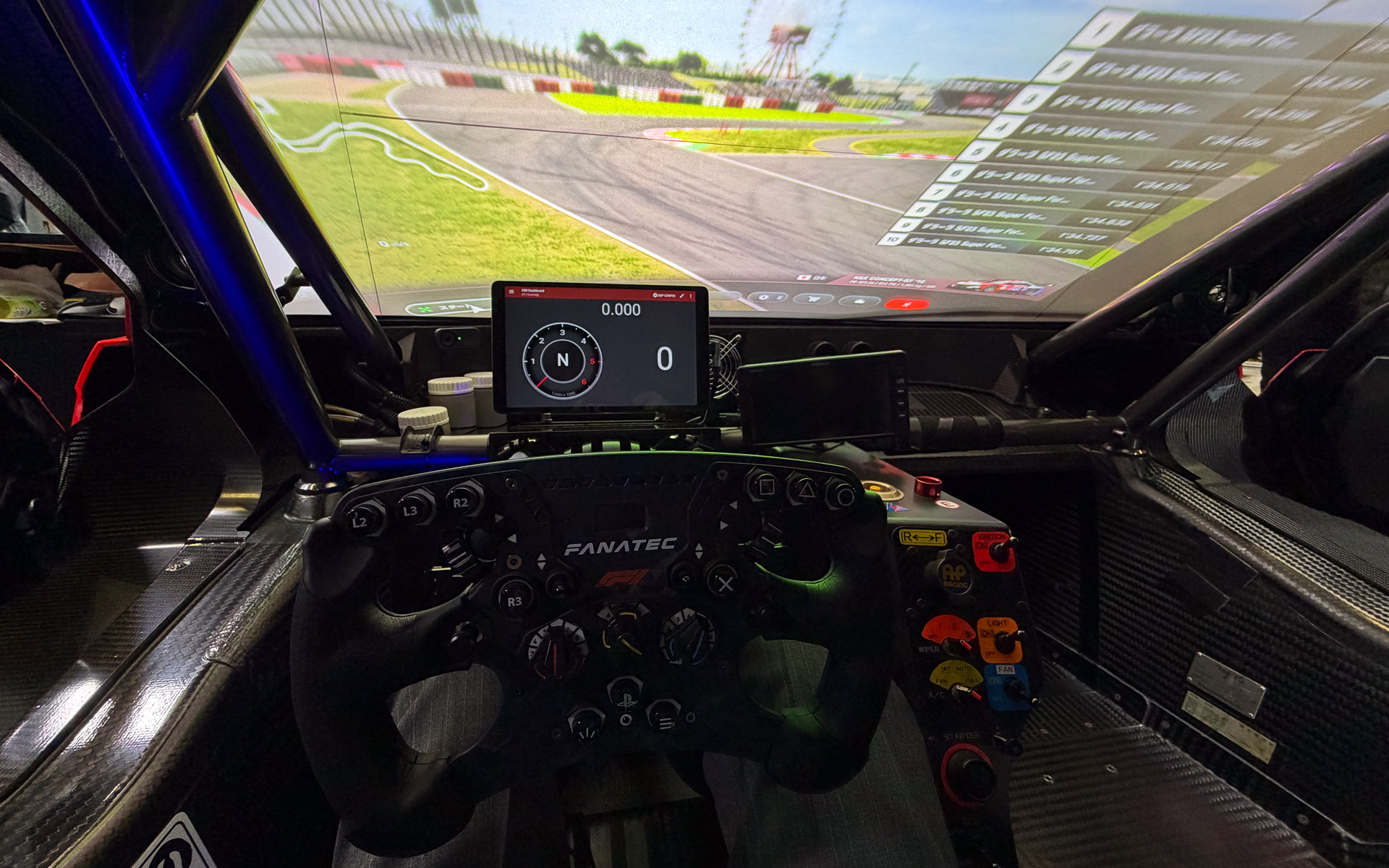 本物感あふれるコクピット。フロントウィンドウには鈴鹿の風景が広がる