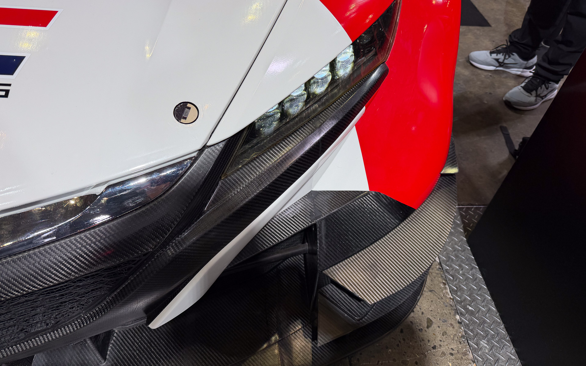 ヘッドライトも光る。フロントまわりのカーボンパーツは、本物感が高いというか本物