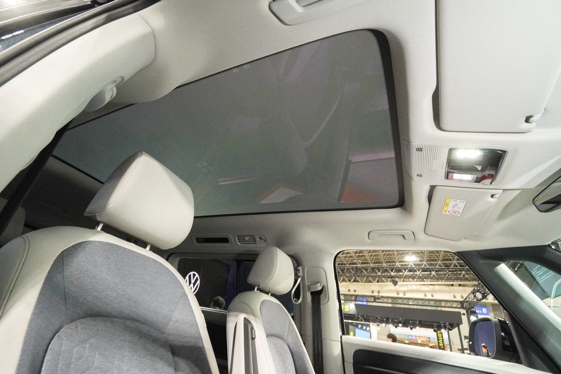 遮光が可能なパノラマガラスルーフ