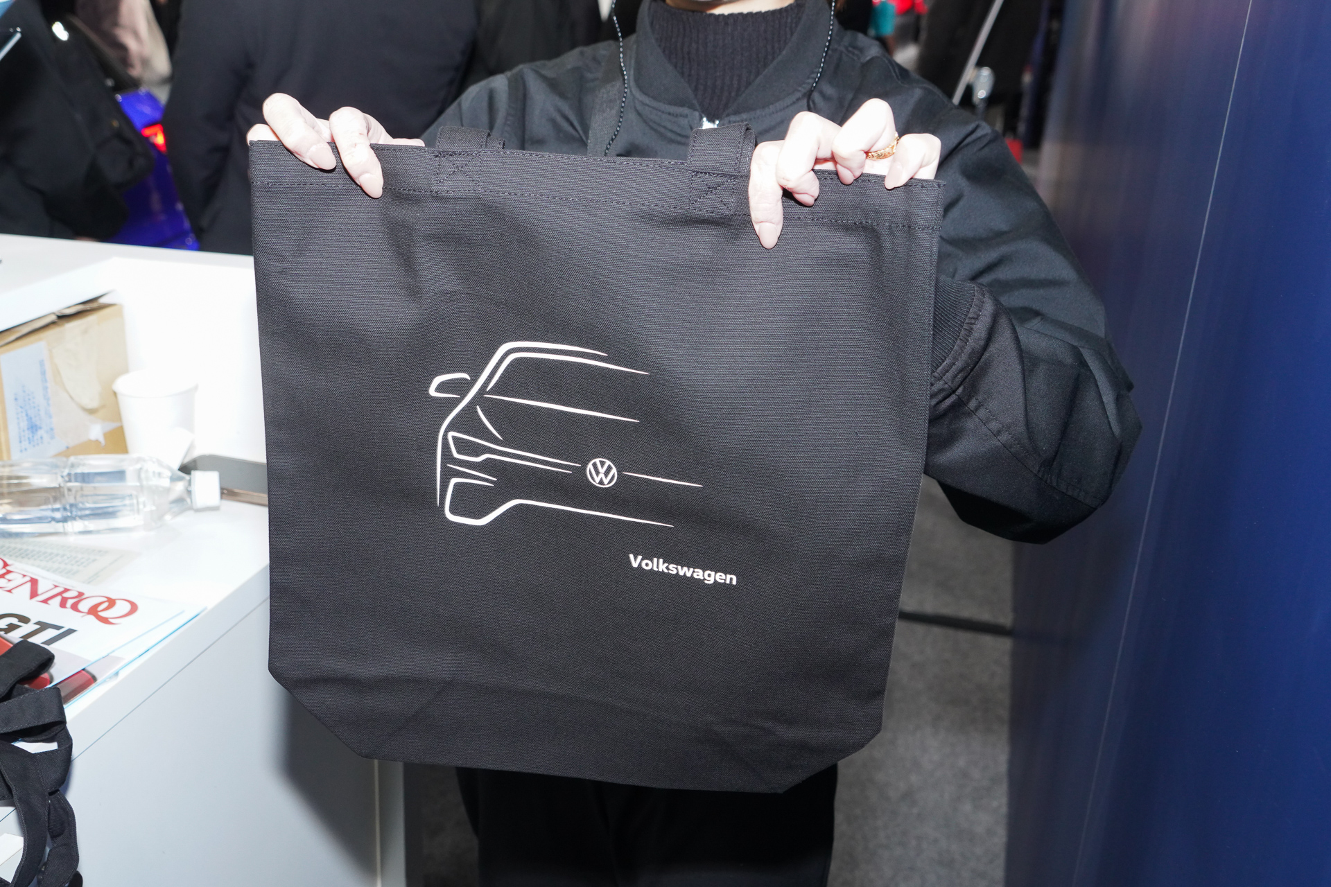 アンケート回答者にその場でフォルクスワーゲンオリジナルトートバックをプレゼント