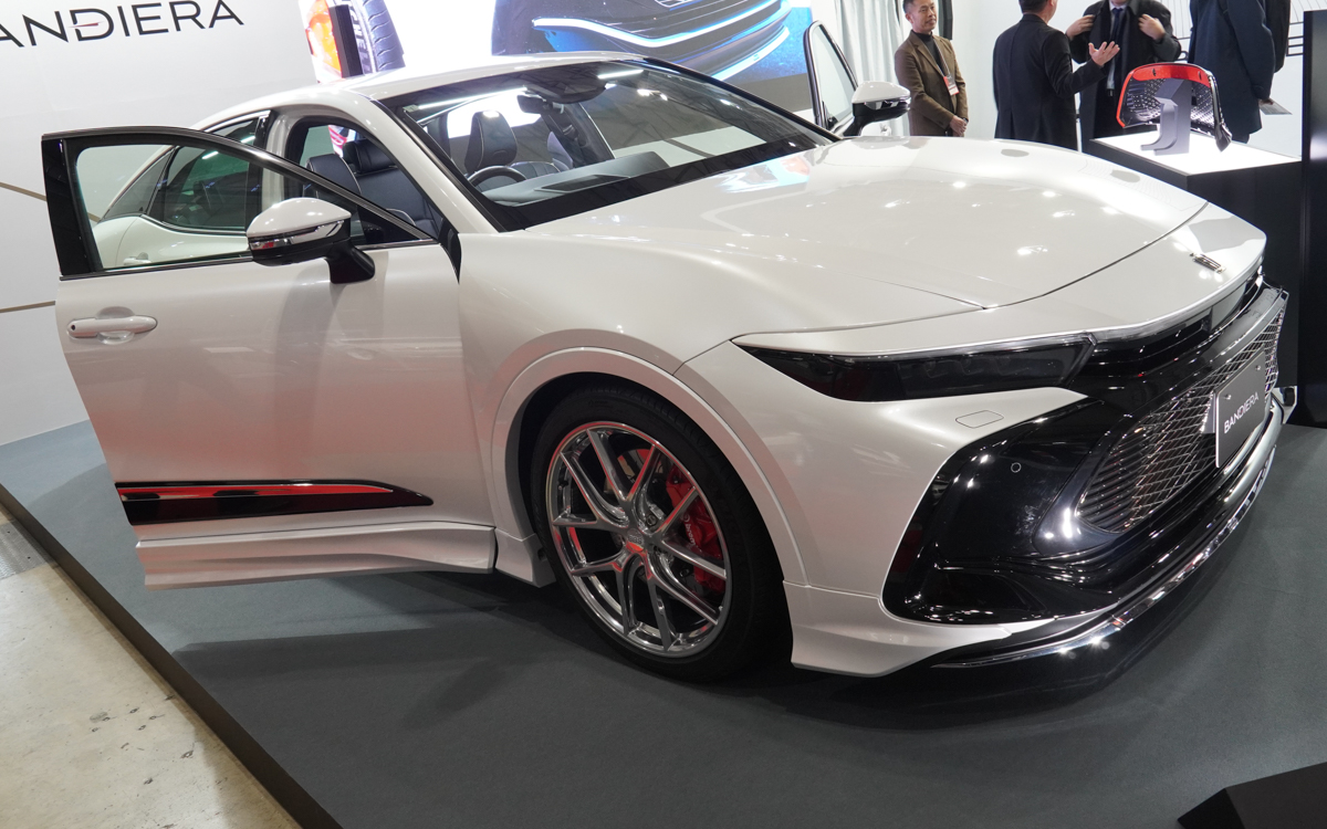 BANDIERA（バンディエラ）のパーツが装着されたクラウンクロスオーバー