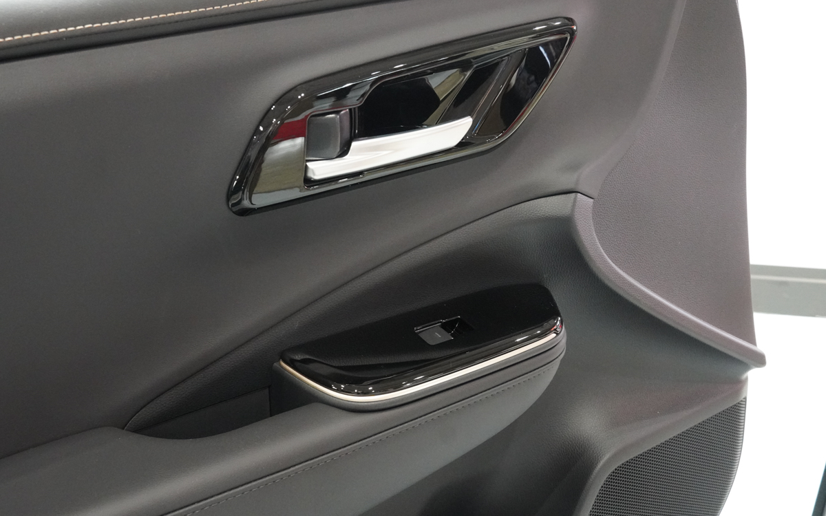 ドアノブやスイッチ部分に装着するピアノブラックパネル